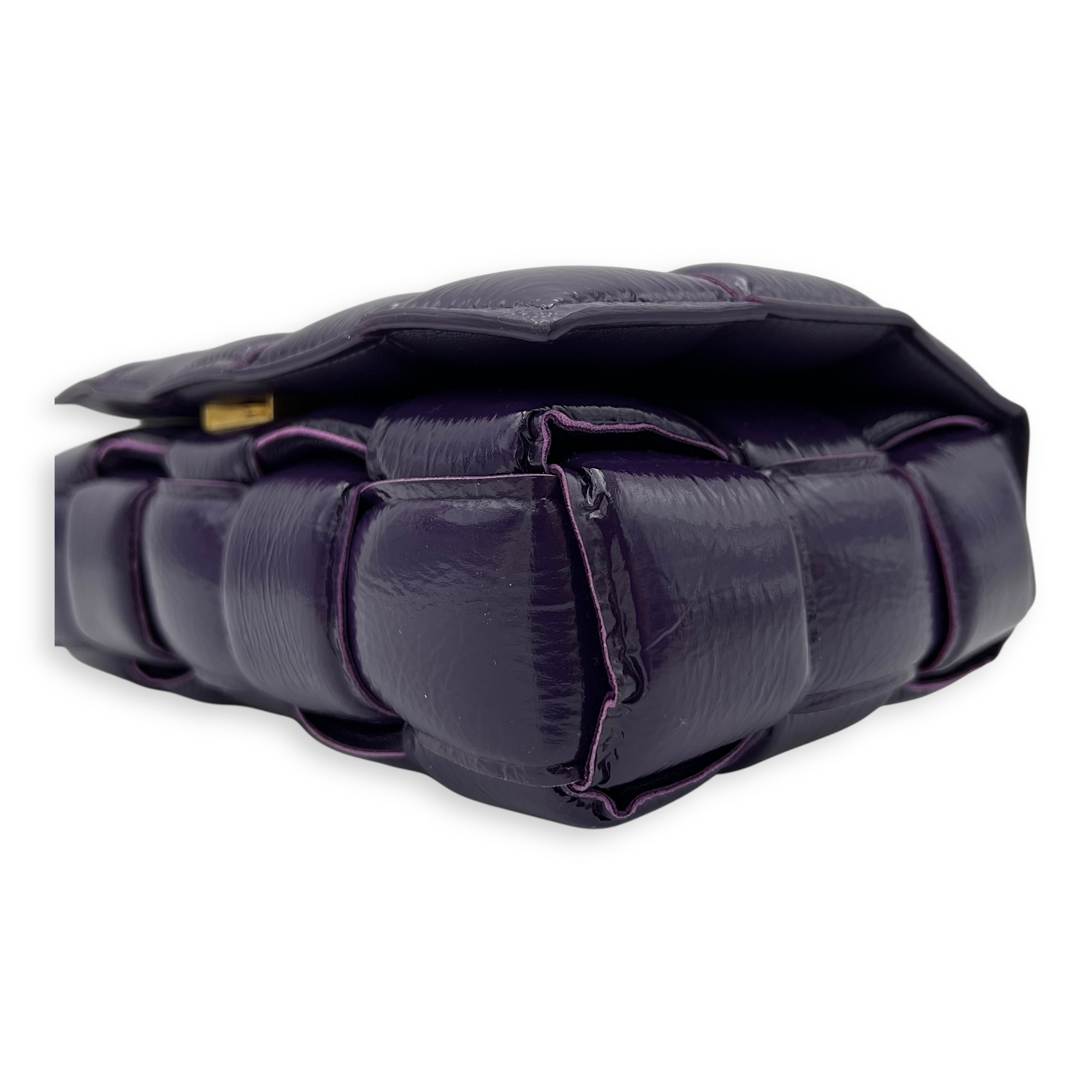 Bottega Veneta Cassette Shoulder Bag Purple in Patent Leather, Gold hardware_8