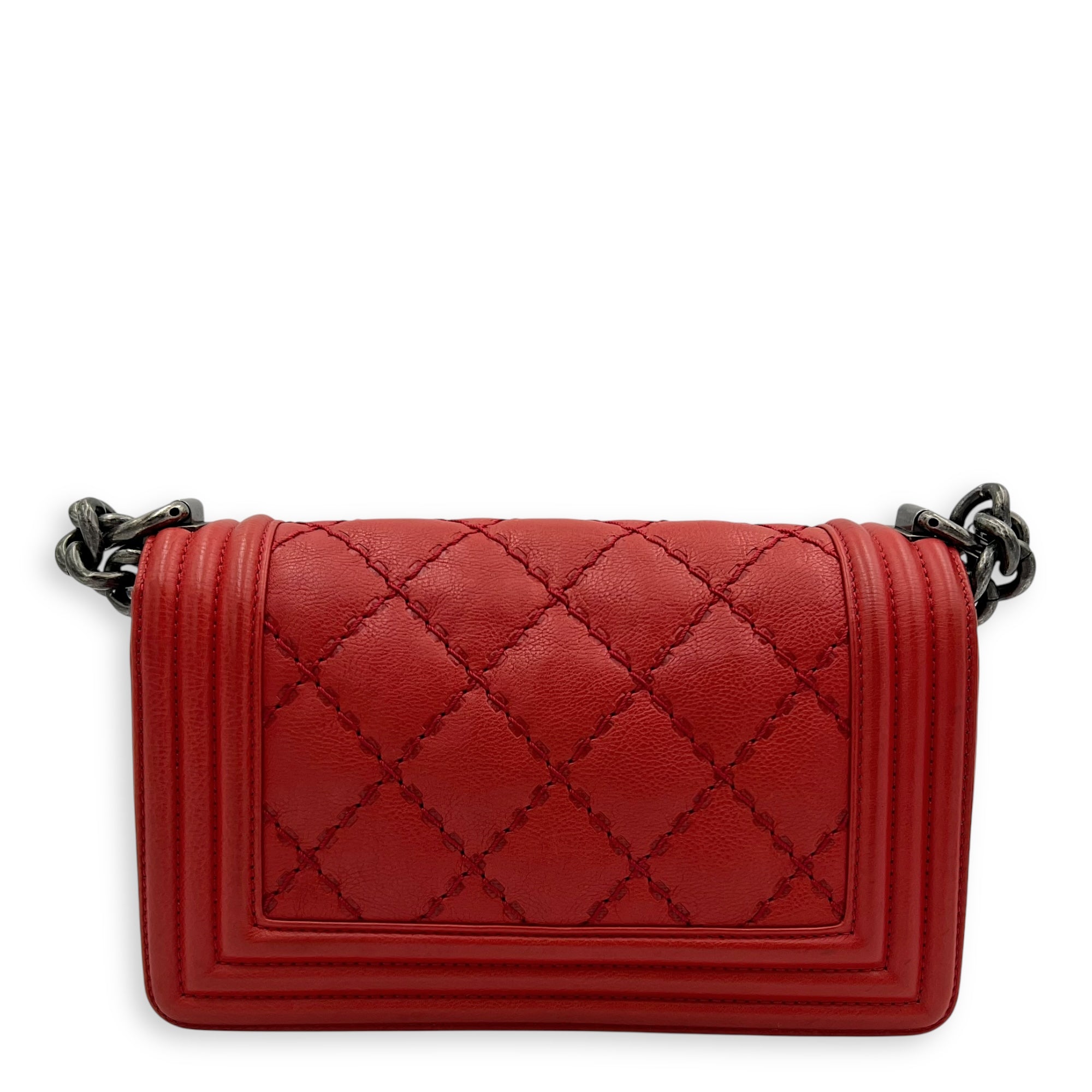 Chanel Boy Shoulder Bag Red in Calfskin, Ruthenium hardware_2