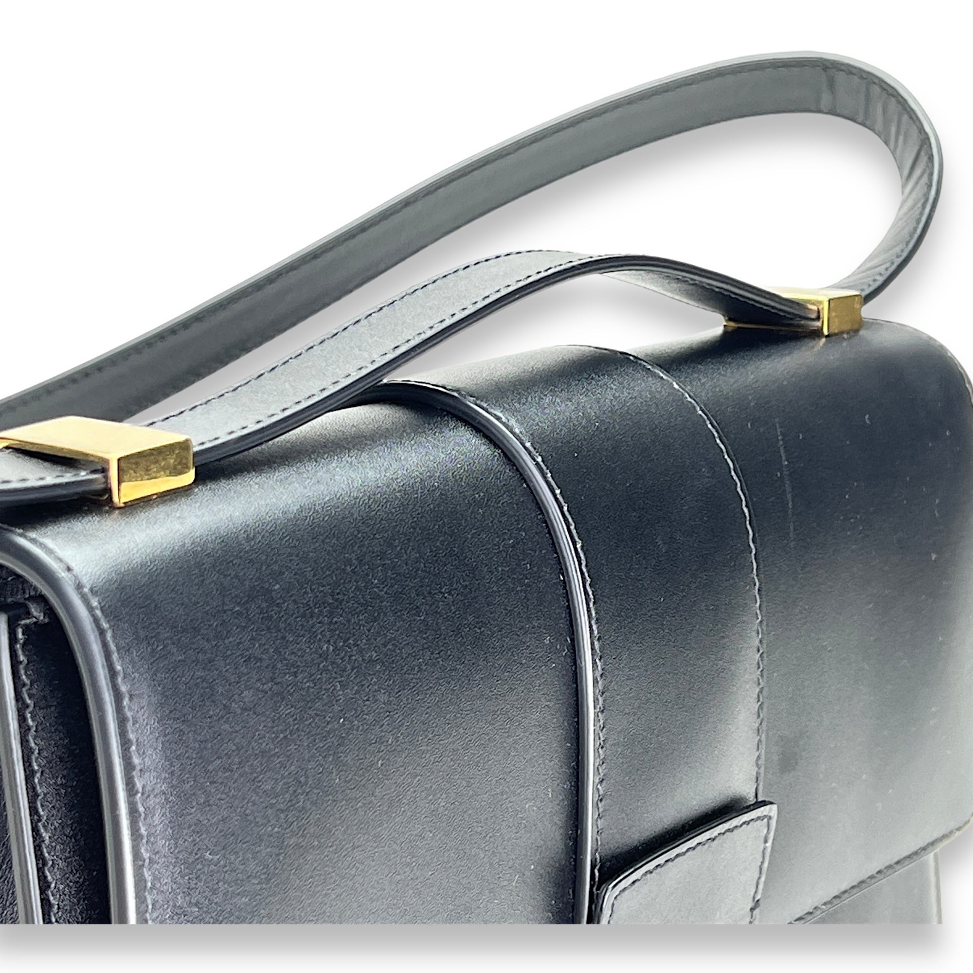 30 Montaigne Medium Shoulder bag in Calfskin, Gold Hardware