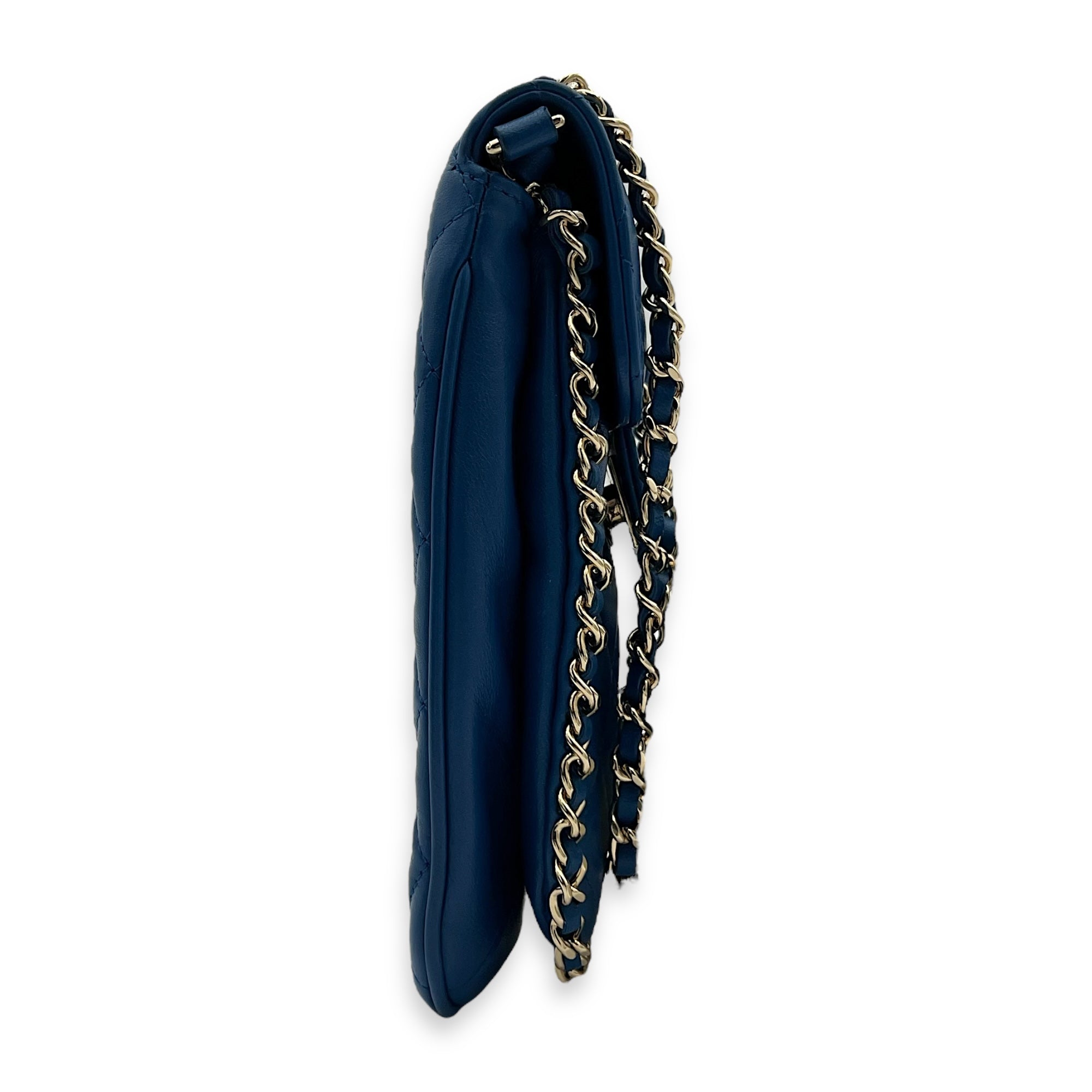 Chanel CC Pouch Blue in Lambskin, Gold hardware_3