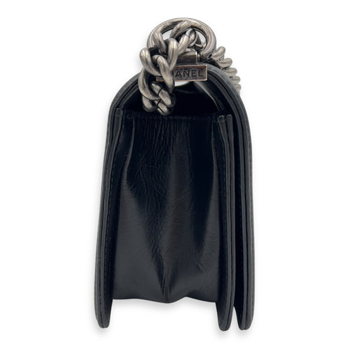 Chanel Boy Medium Black Shoulder Bag in Calfskin, Ruthenium hardware_3