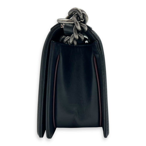 Chanel Boy Medium Blue Shoulder Bag in Lambskin, Ruthenium hardware_3