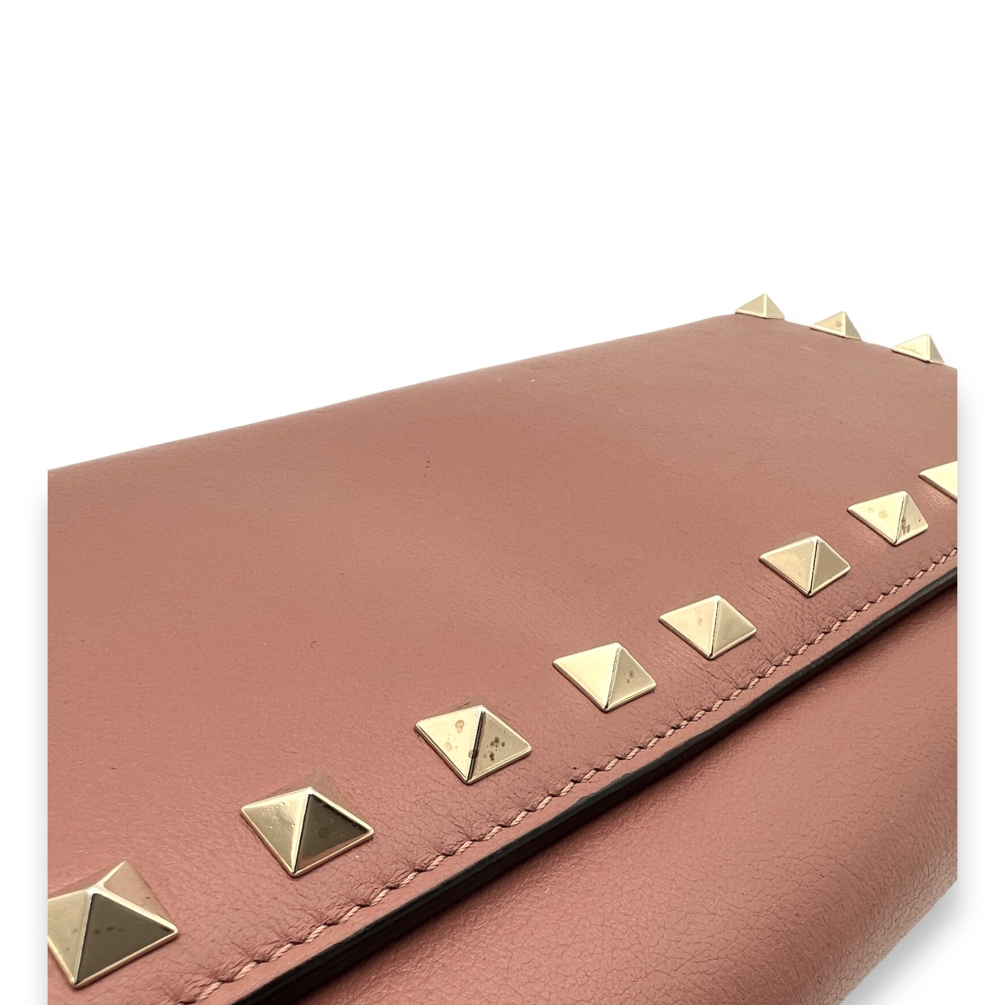 Rockstud Brown Wallet On Chain in Calfskin, Gold hardware