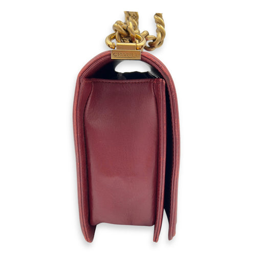 Chanel Boy Shoulder Bag Medium Red in Calfskin, Gold hardware_4