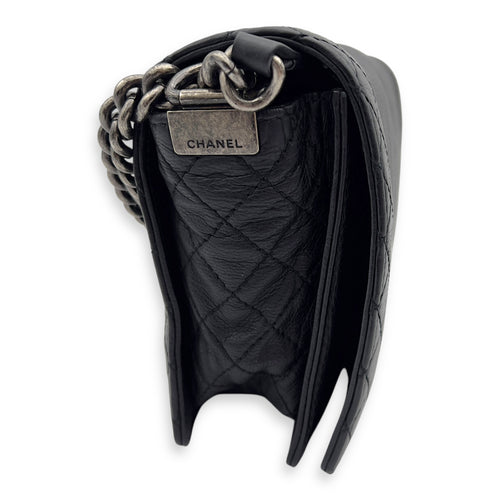 Chanel Boy Black Shoulder Bag in Calfskin, Ruthenium hardware_8