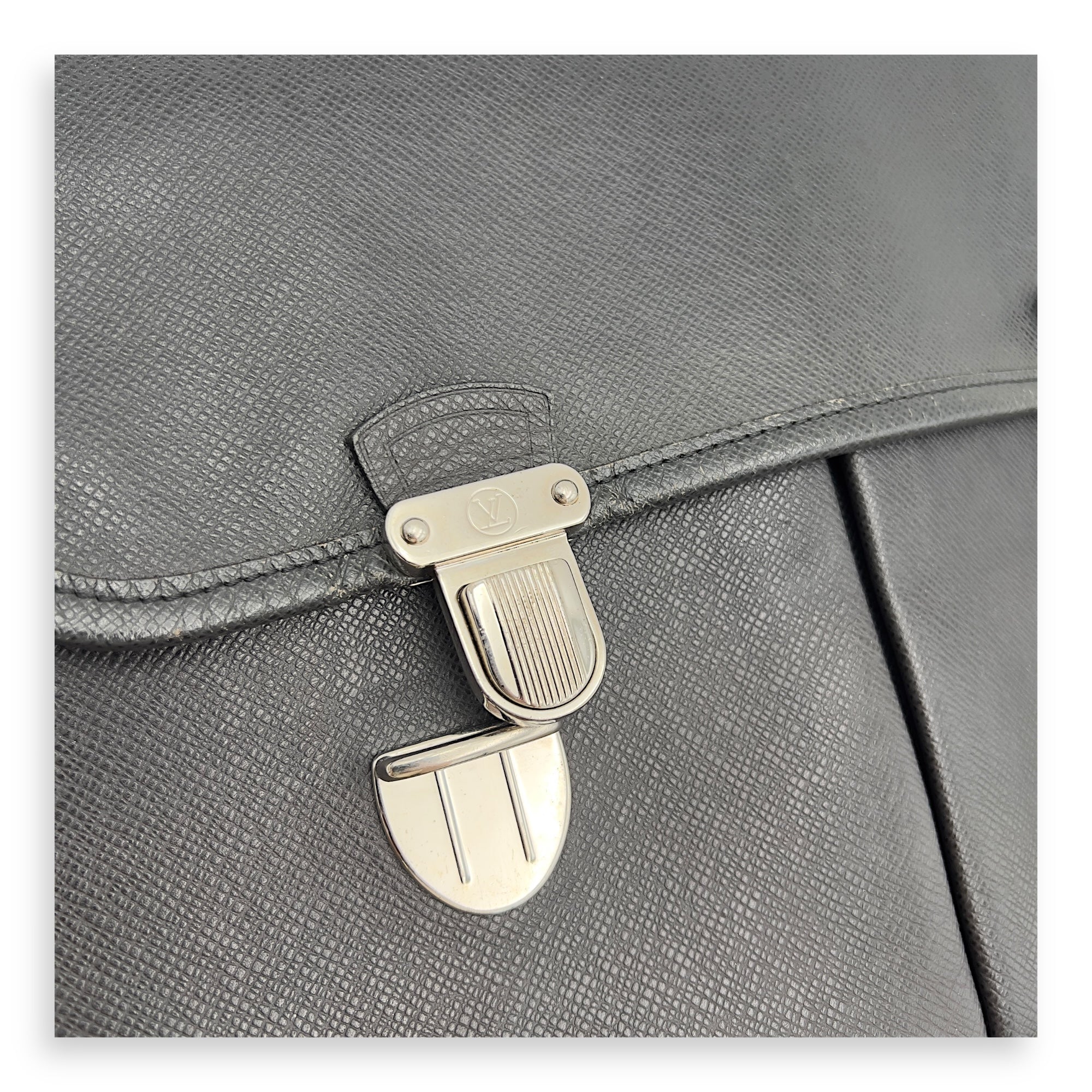 Louis Vuitton Messenger Crossbody Bag MM Black in Taiga Leather, Silver hardware_9