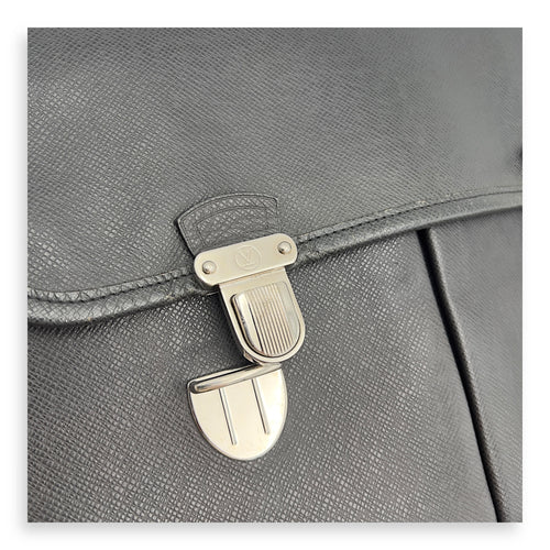 Louis Vuitton Messenger Crossbody Bag MM Black in Taiga Leather, Silver hardware_9