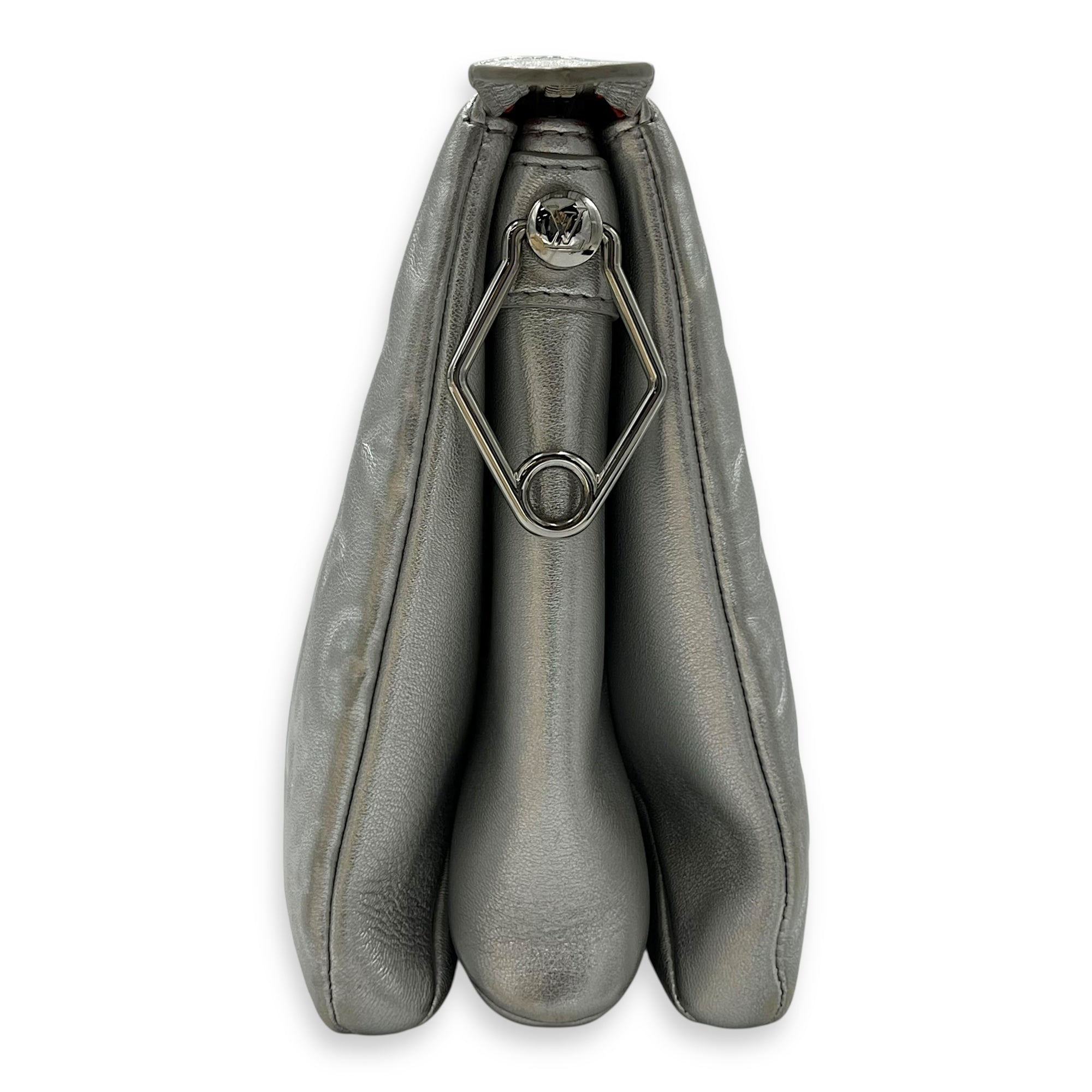 Louis Vuitton Coussin PM Silver Shoulder Bag in Lambskin, Silver hardware_4