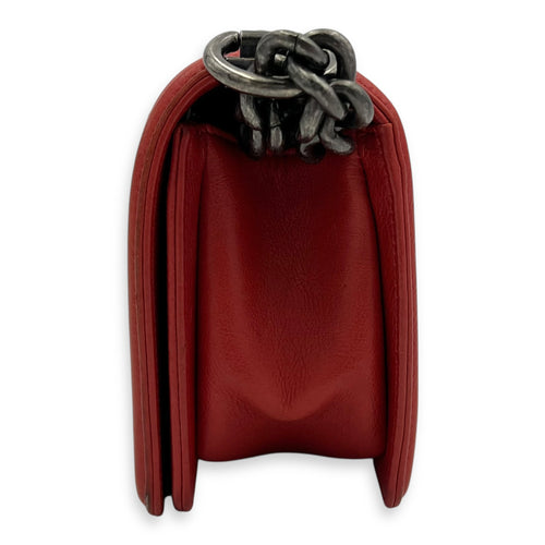 Chanel Boy Shoulder Bag Red in Calfskin, Ruthenium hardware_4