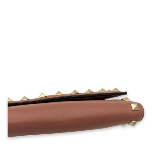 Rockstud Brown Wallet On Chain in Calfskin, Gold hardware