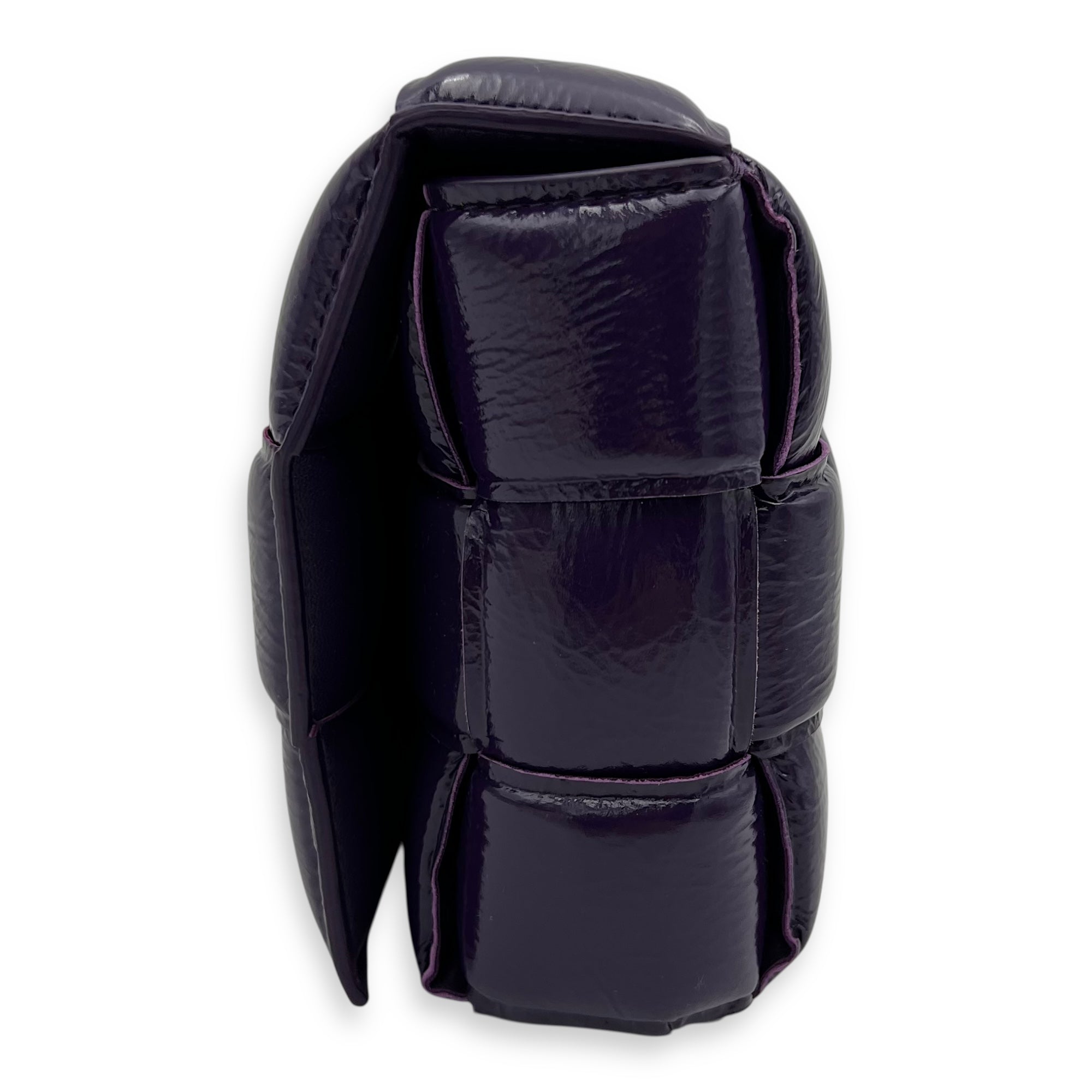 Bottega Veneta Cassette Shoulder Bag Purple in Patent Leather, Gold hardware_4