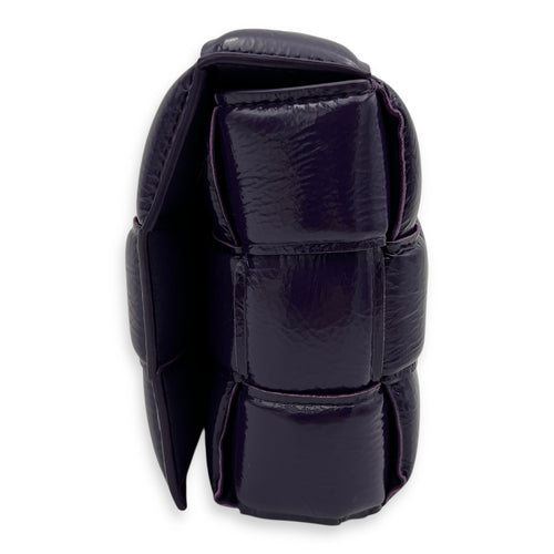 Bottega Veneta Cassette Shoulder Bag Purple in Patent Leather, Gold hardware_4