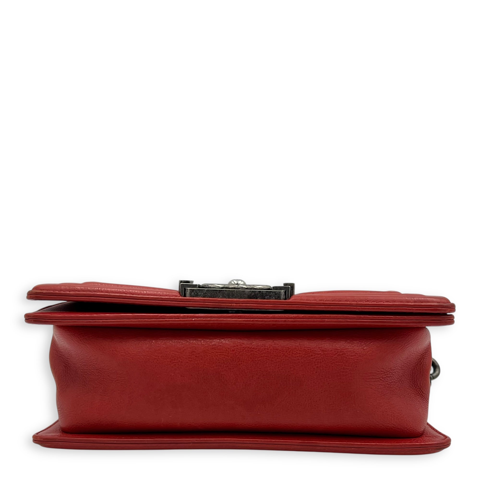 Chanel Boy Shoulder Bag Red in Calfskin, Ruthenium hardware_5