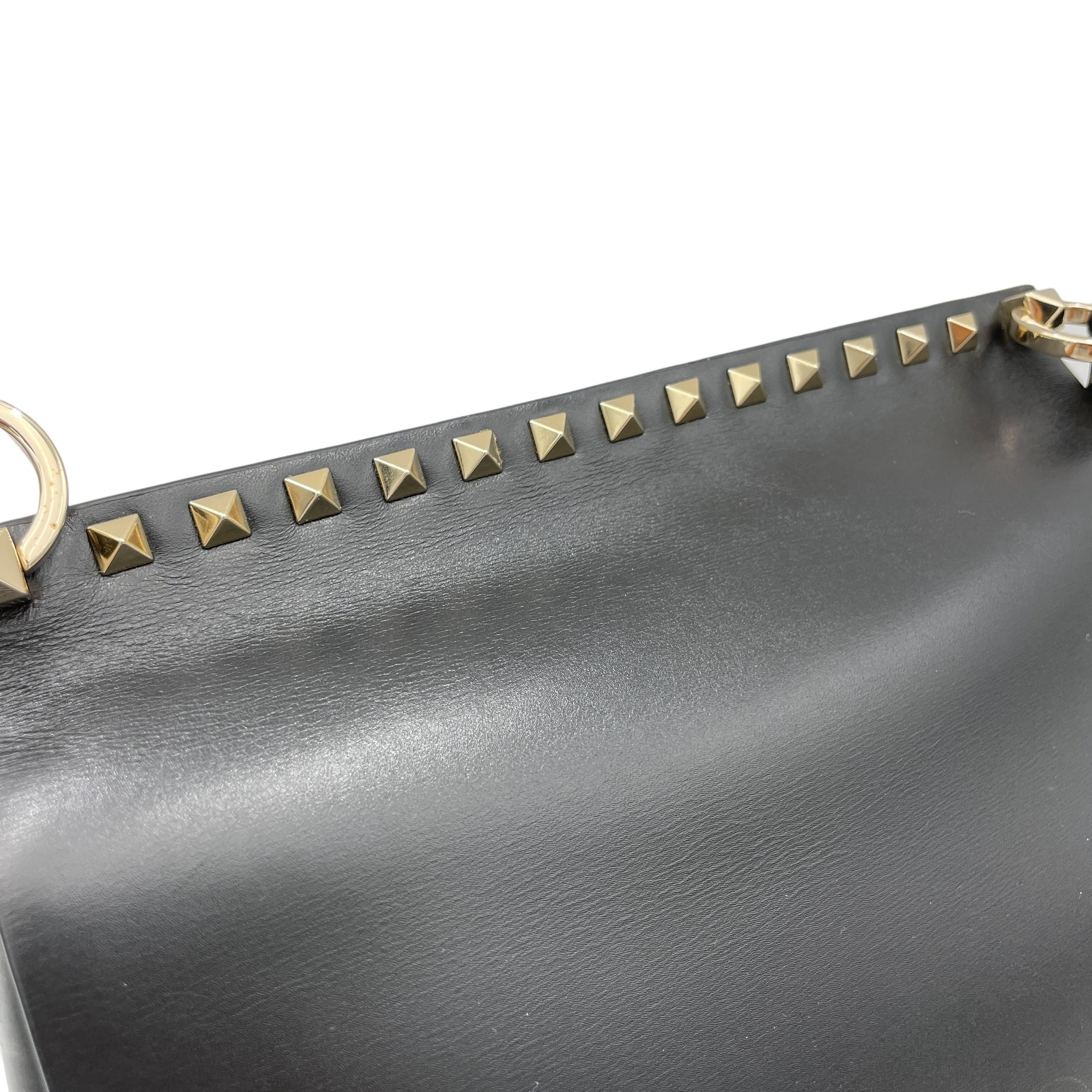 Rockstud Saddle Flap Black Crossbody Bag in Calfskin, Silver hardware