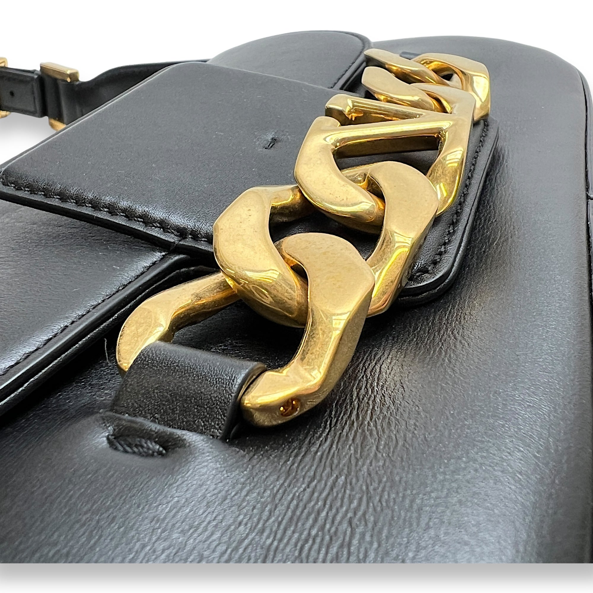 VLogo Chain  Black Shoulder Bag in Calfskin, Gold hardware