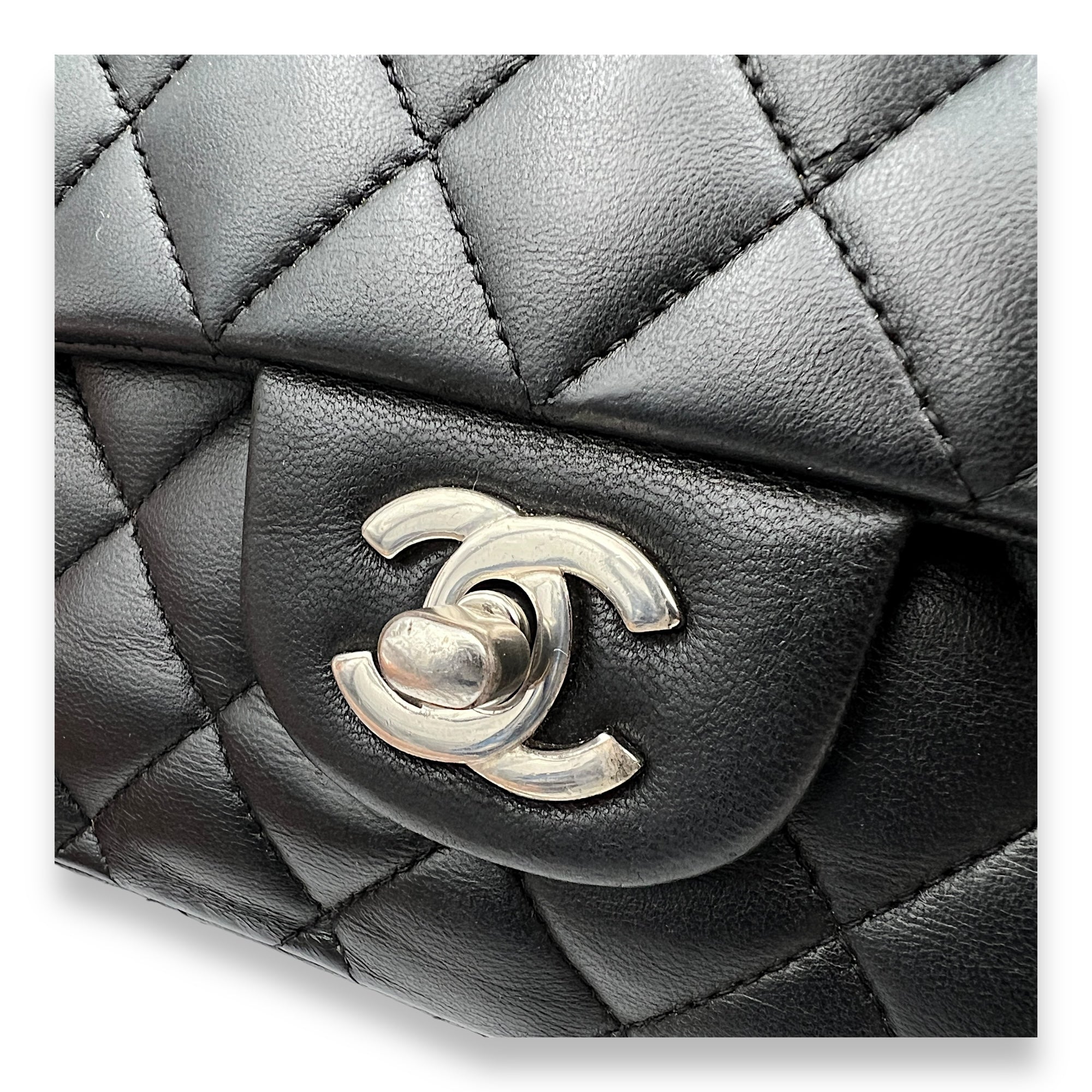 Classic Flap Medium Black Shoulder Bag in Lambskin, Silver hardware