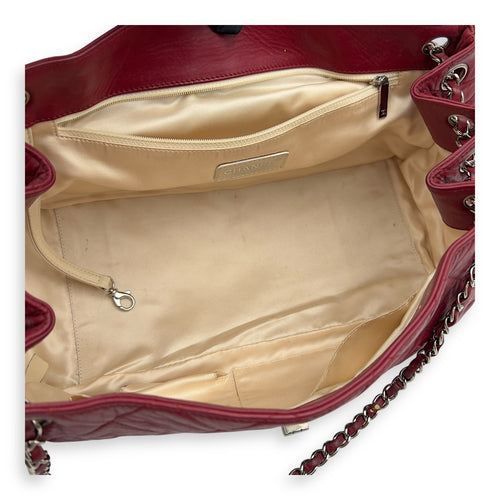 Chanel East West Shoulder Bag Red in Calfskin, Silver hardware_3