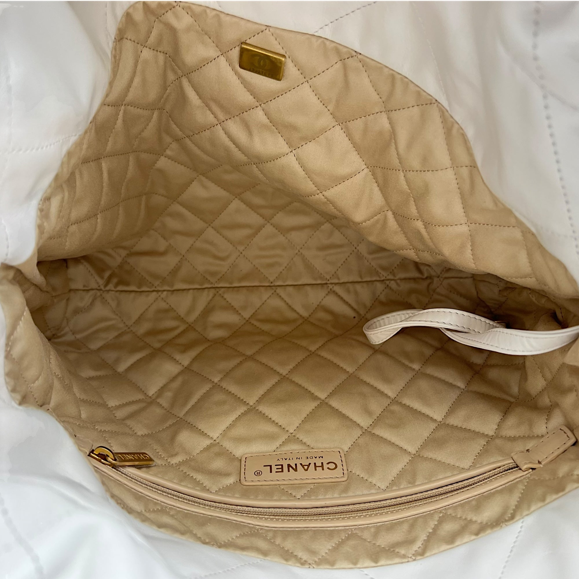 Chanel 22 Tote White Tote Bag in Calfskin, Mixed hardware_6