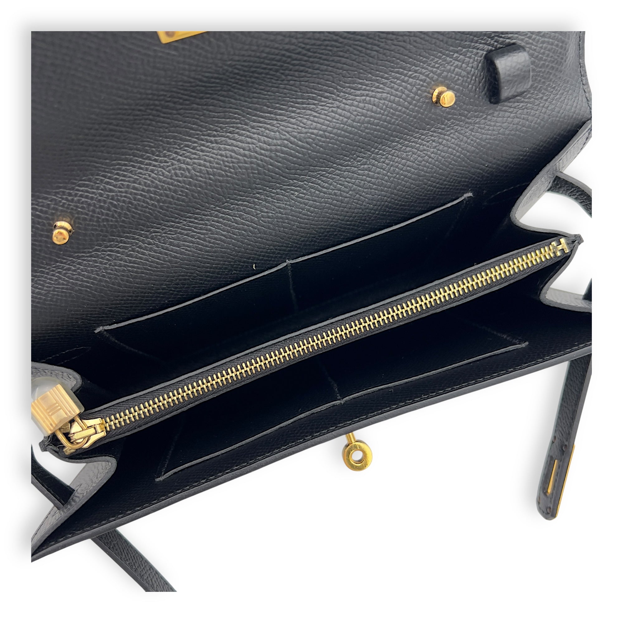 Hermès Kelly To Go Black in Epsom, Gold hardware_4
