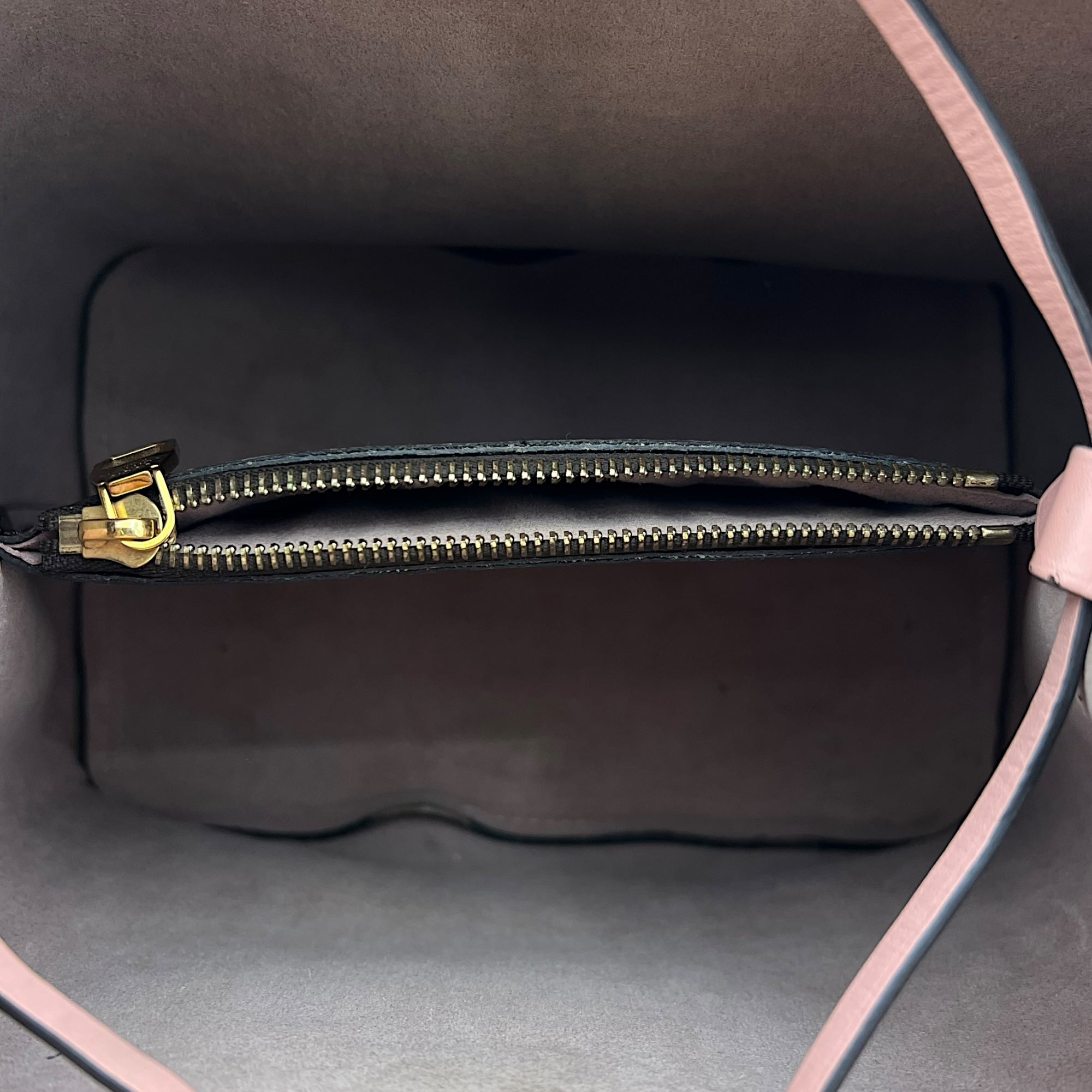 Louis Vuitton NeoNoe MM Brown Bucket Bag in Monogram Coated Canvas, Gold hardware_6