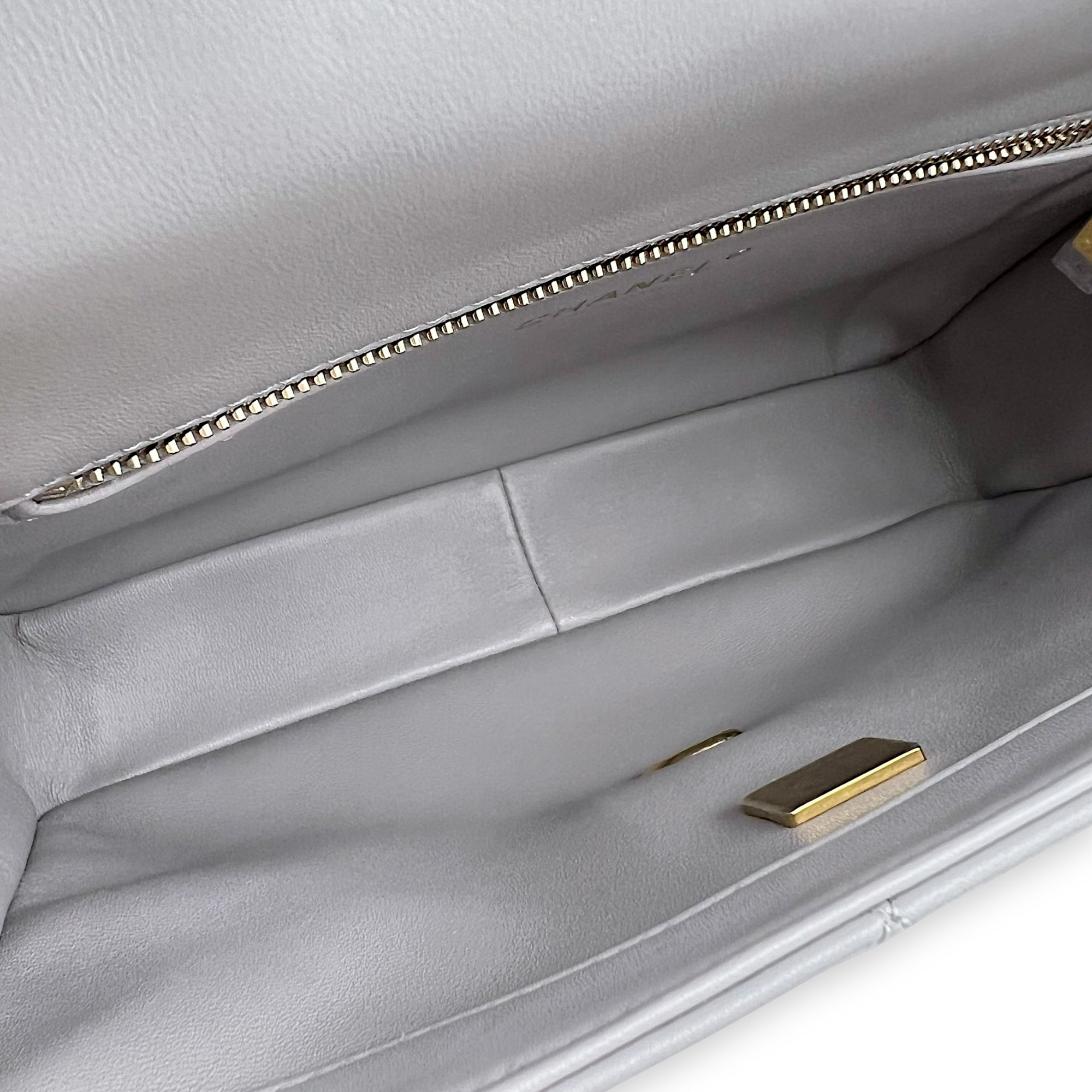 Chanel CC Quilted Grey Shoulder Bag in Lambskin, Gold hardware_6