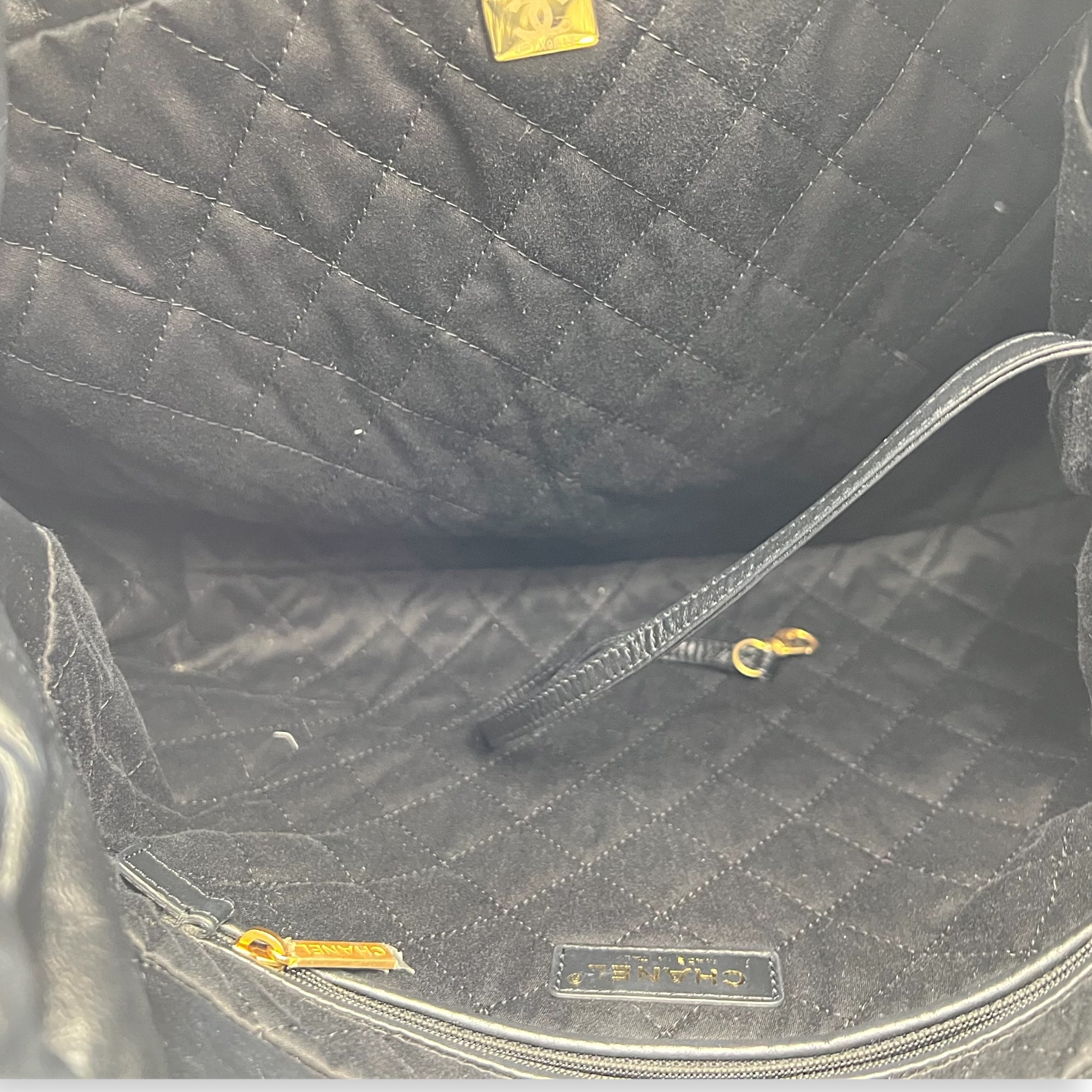Chanel 22 Tote Shoulder Bag Black in Calfskin, Gold hardware_6
