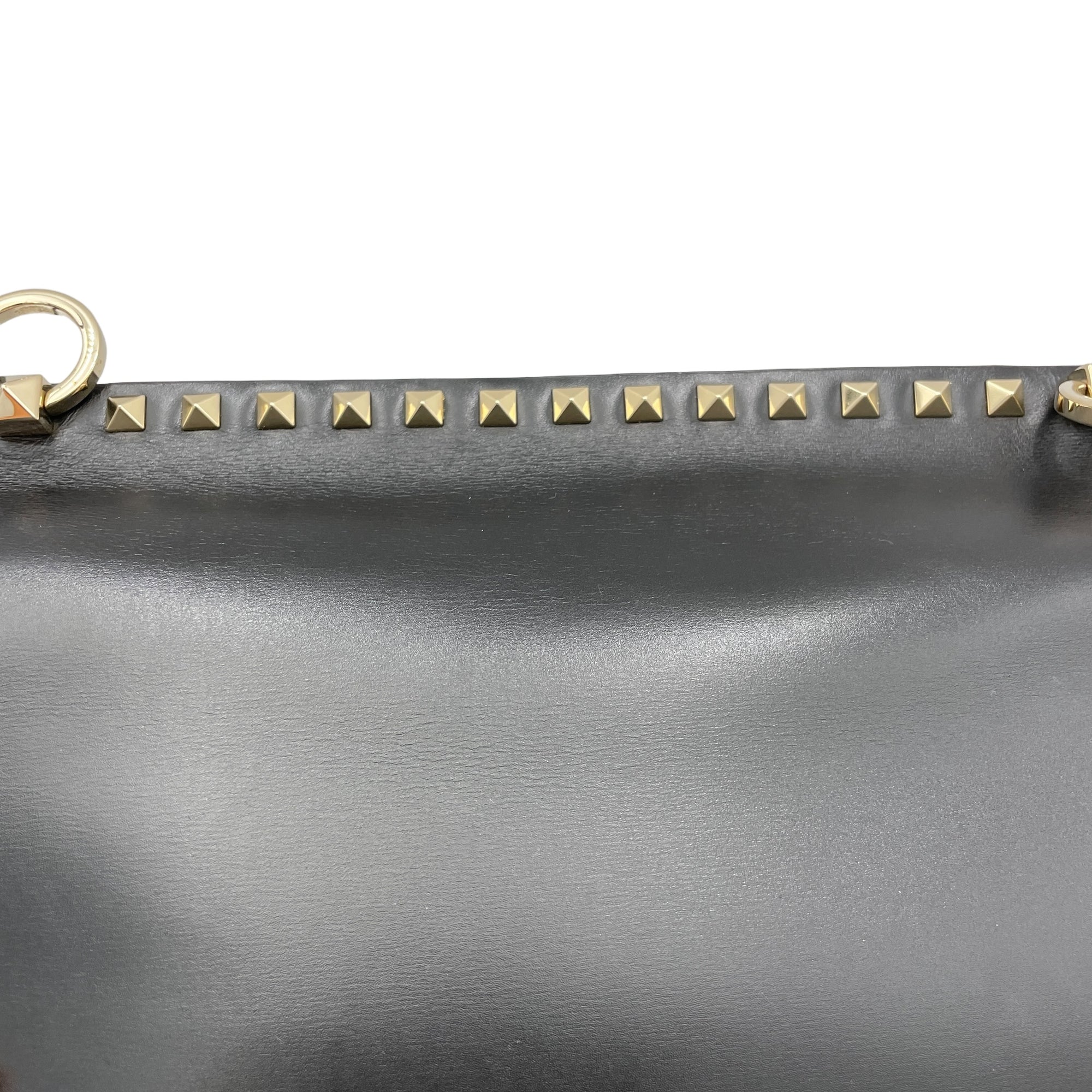 Rockstud Saddle Flap Black Crossbody Bag in Calfskin, Silver hardware