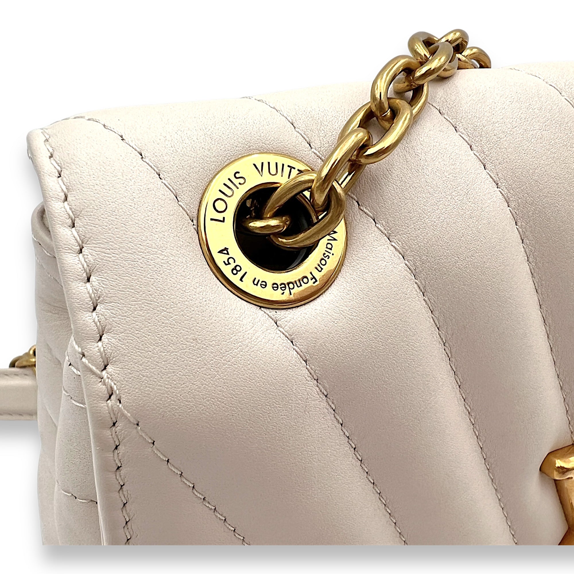 Chain Wave Beige Crossbody Bag in Calfskin, Gold hardware