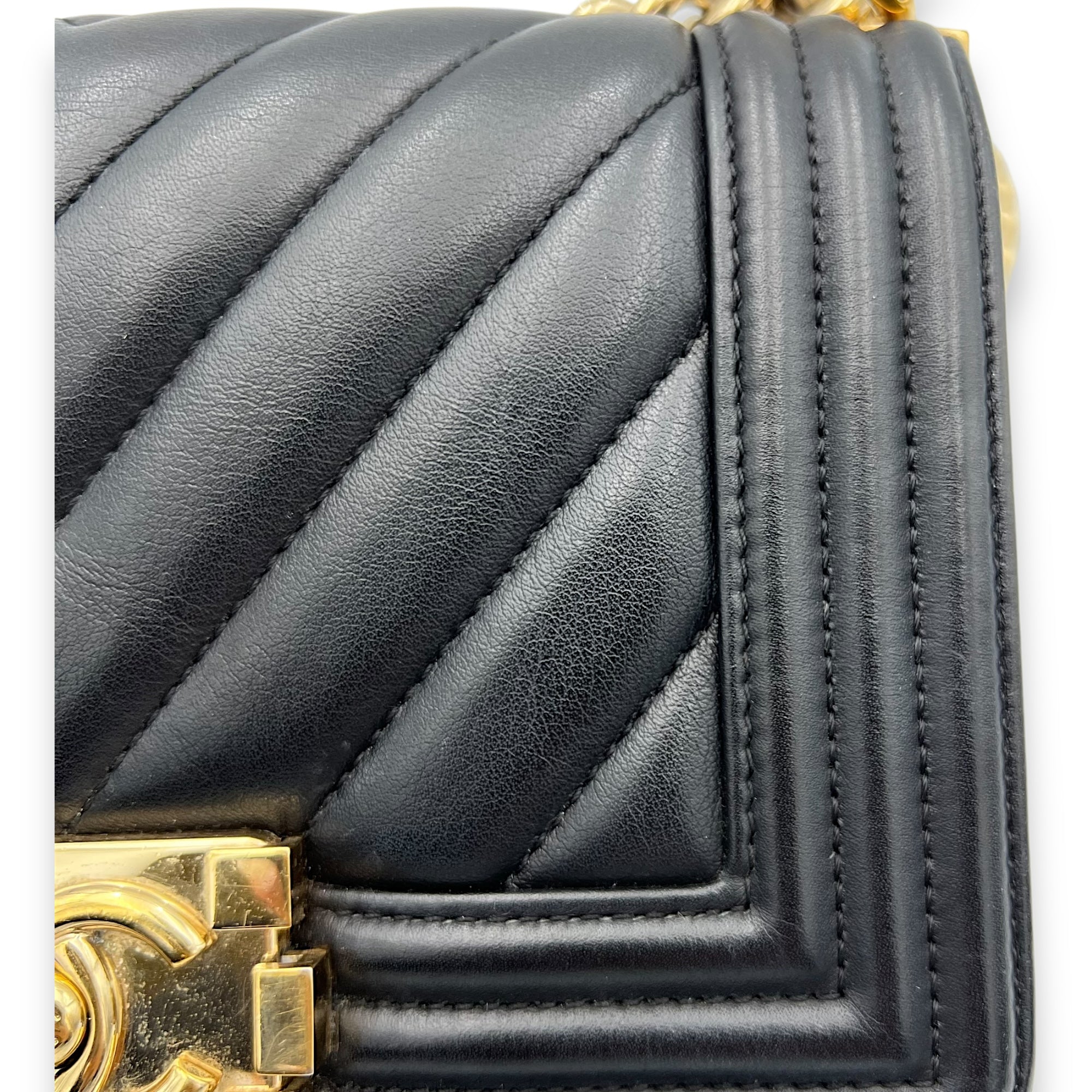 Chanel Boy Shoulder Bag Black in Calfskin, Gold hardware_7