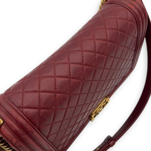 Chanel Boy Shoulder Bag Medium Red in Calfskin, Gold hardware_7