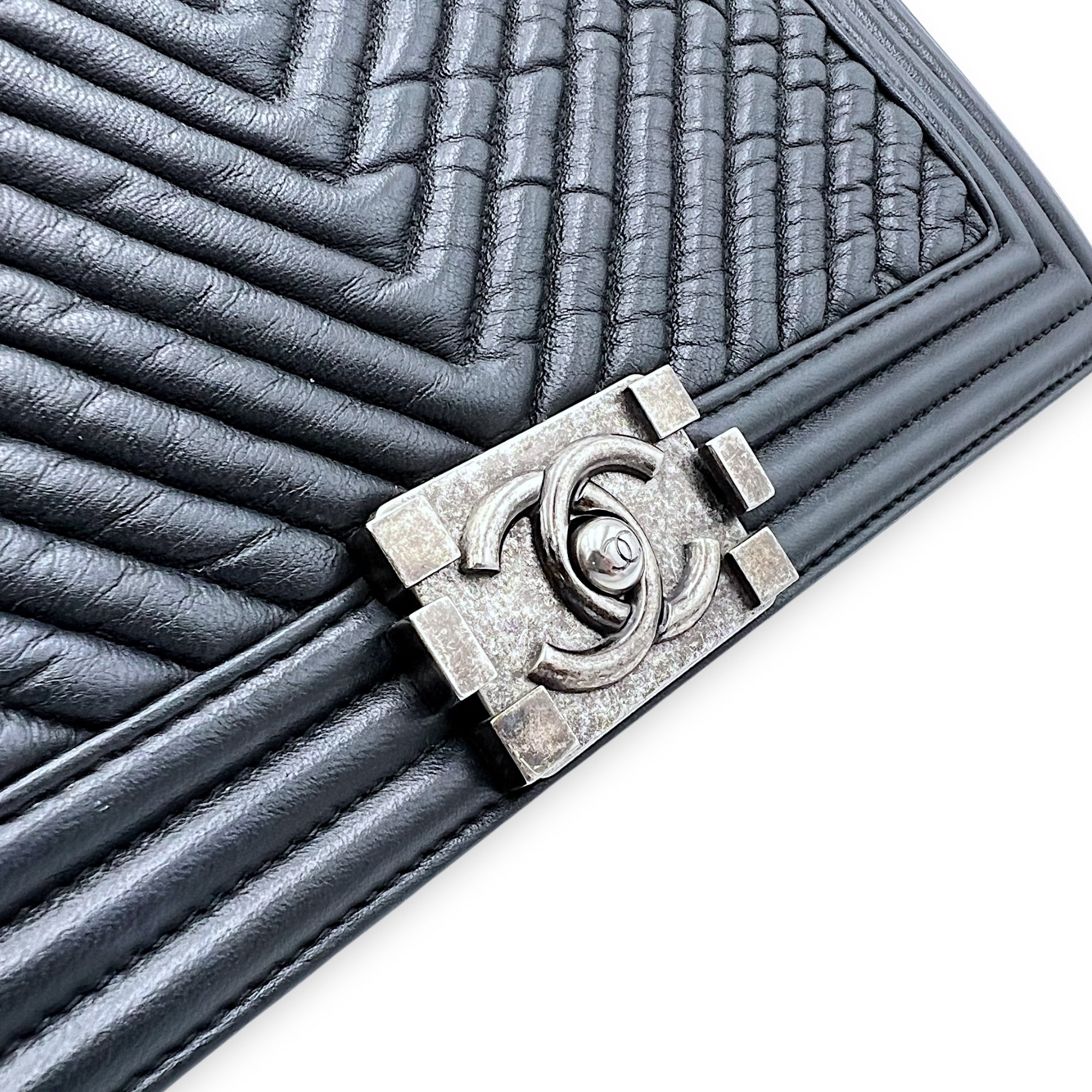 Chanel Boy Shoulder Bag Black in Lambskin, Gold hardware_7