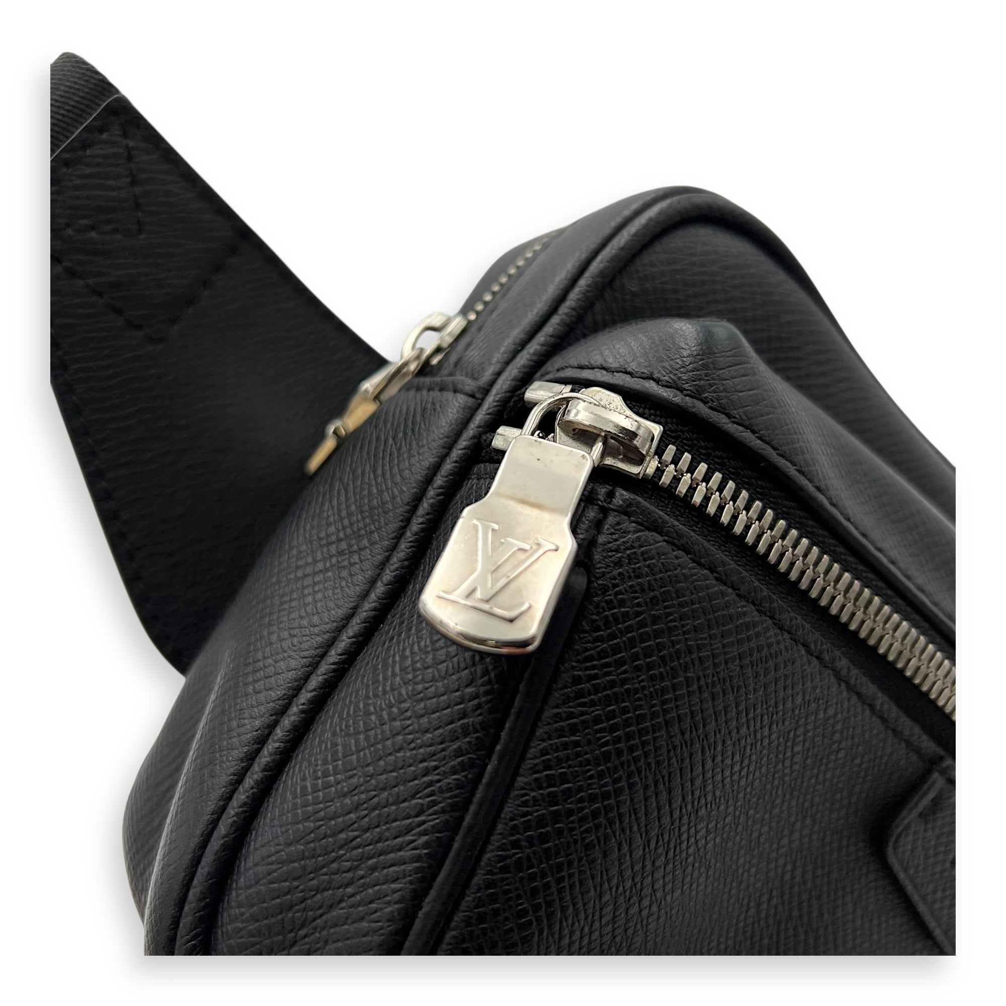 Louis Vuitton Outdoor Black Belt Bag in Taiga Leather, Silver hardware_7