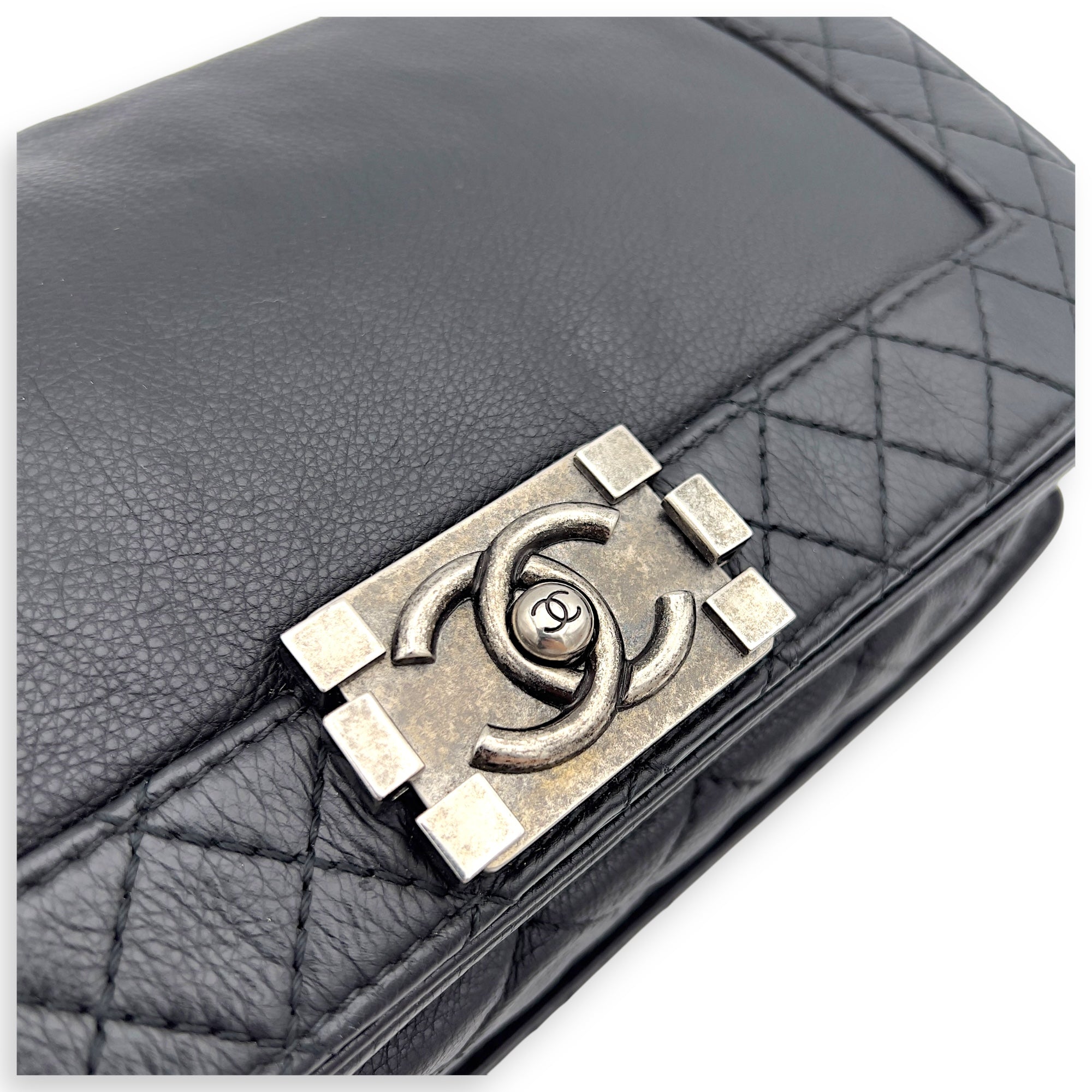 Chanel Boy Black Shoulder Bag in Calfskin, Ruthenium hardware_5