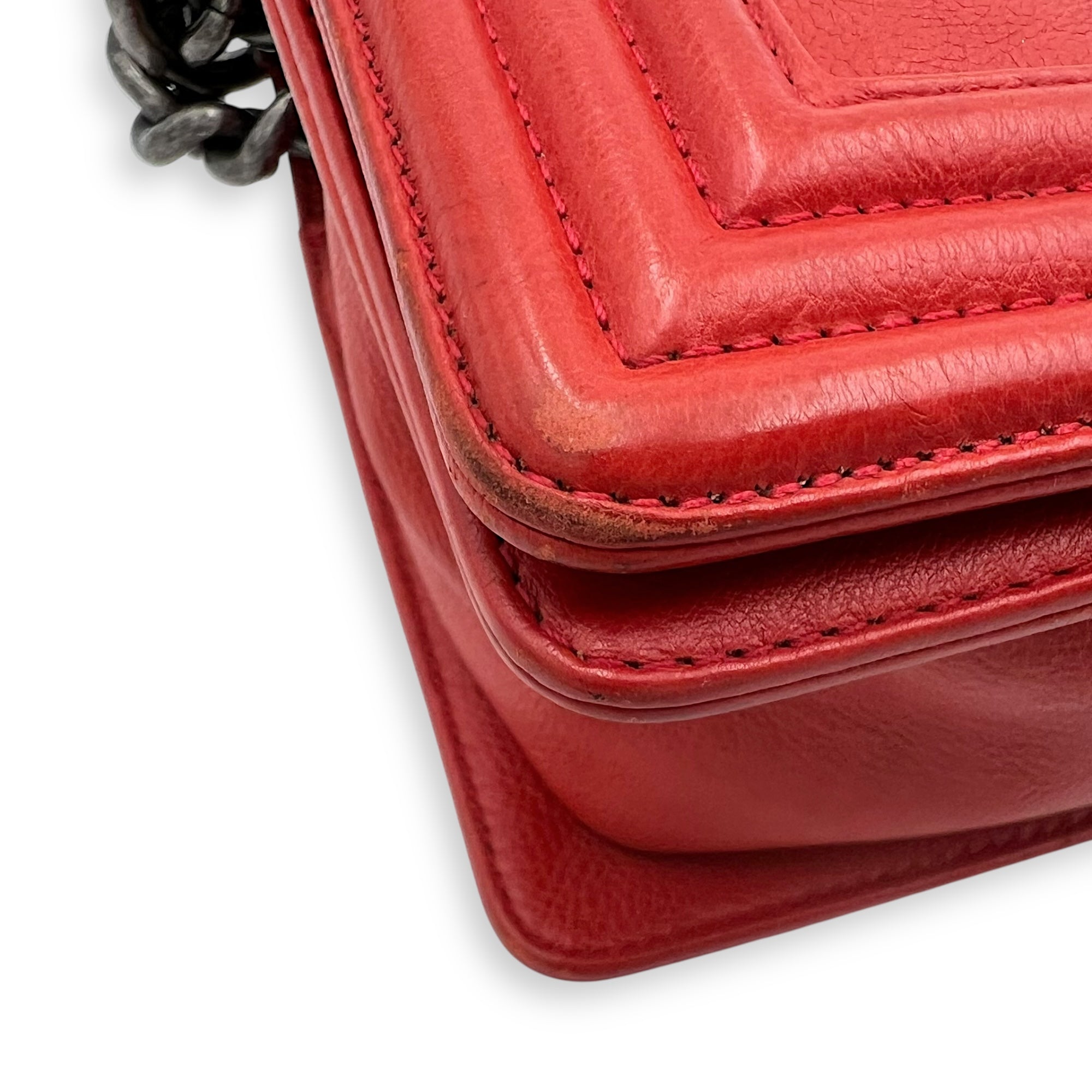 Chanel Boy Shoulder Bag Red in Calfskin, Ruthenium hardware_7