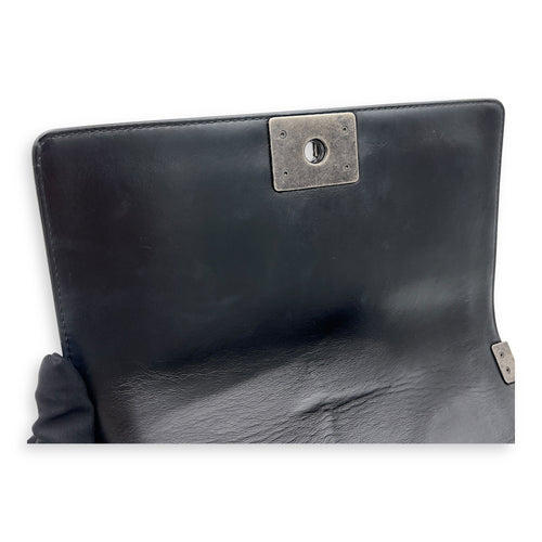Chanel Boy Medium Black Shoulder Bag in Calfskin, Ruthenium hardware_5