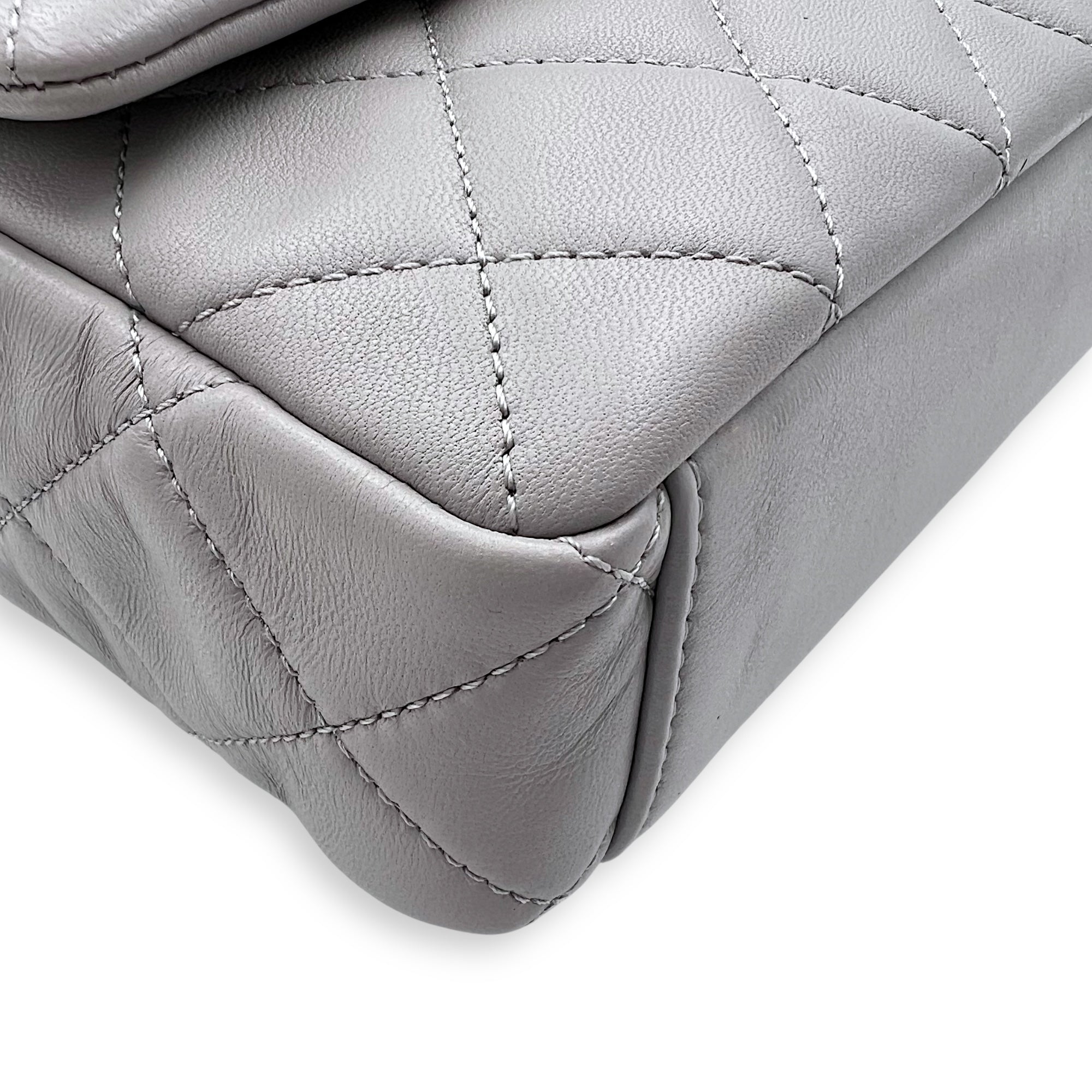 Chanel CC Quilted Grey Shoulder Bag in Lambskin, Gold hardware_7
