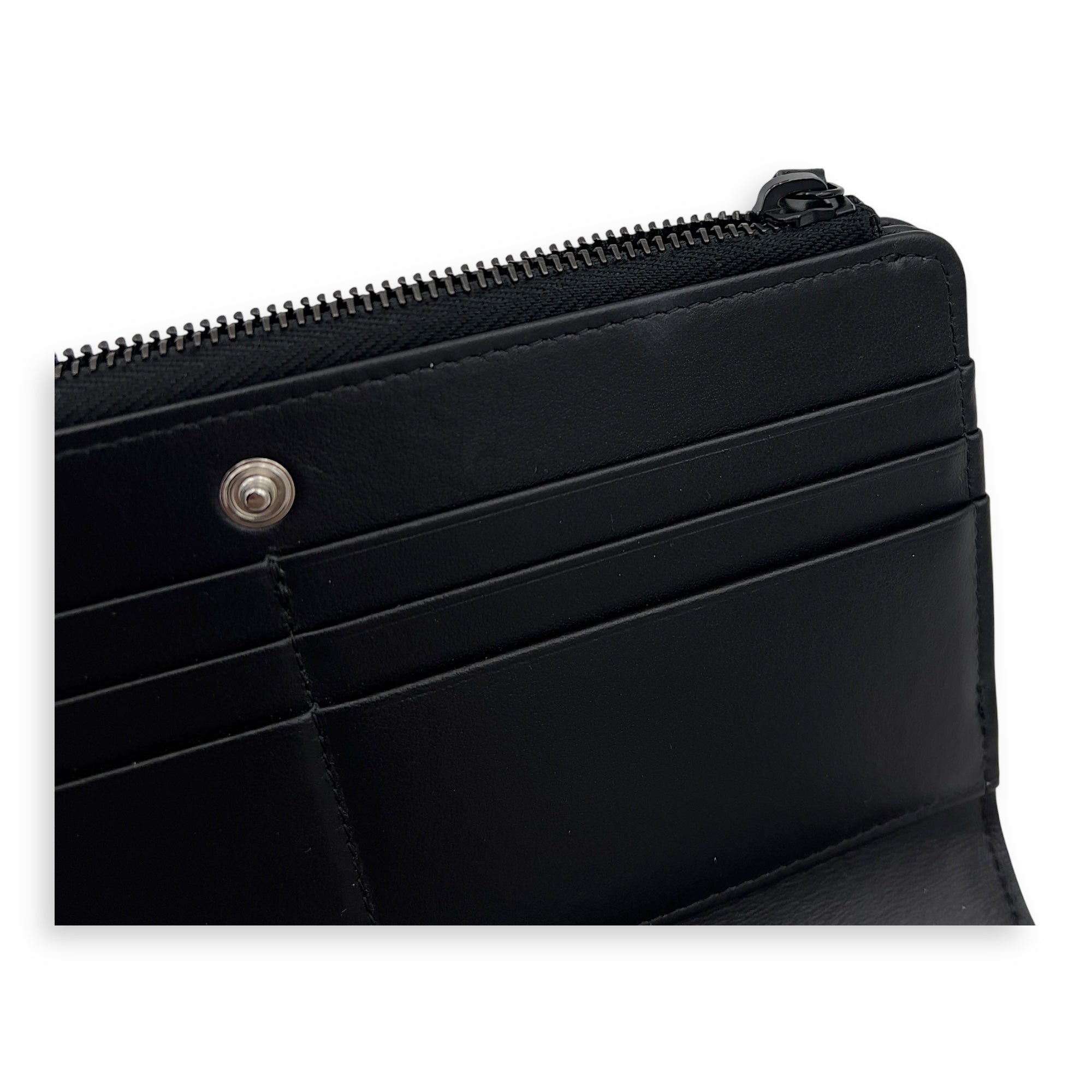Chanel CC Black Wallet in Calfskin, Lacquered Metal hardware_5