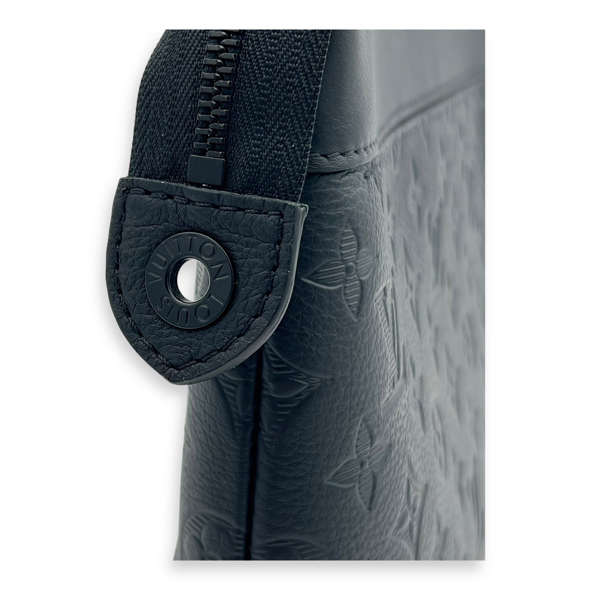 Louis Vuitton Pochette Pouch Black in Calfskin, Lacquered Metal hardware_2