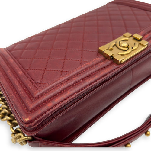 Chanel Boy Shoulder Bag Medium Red in Calfskin, Gold hardware_8