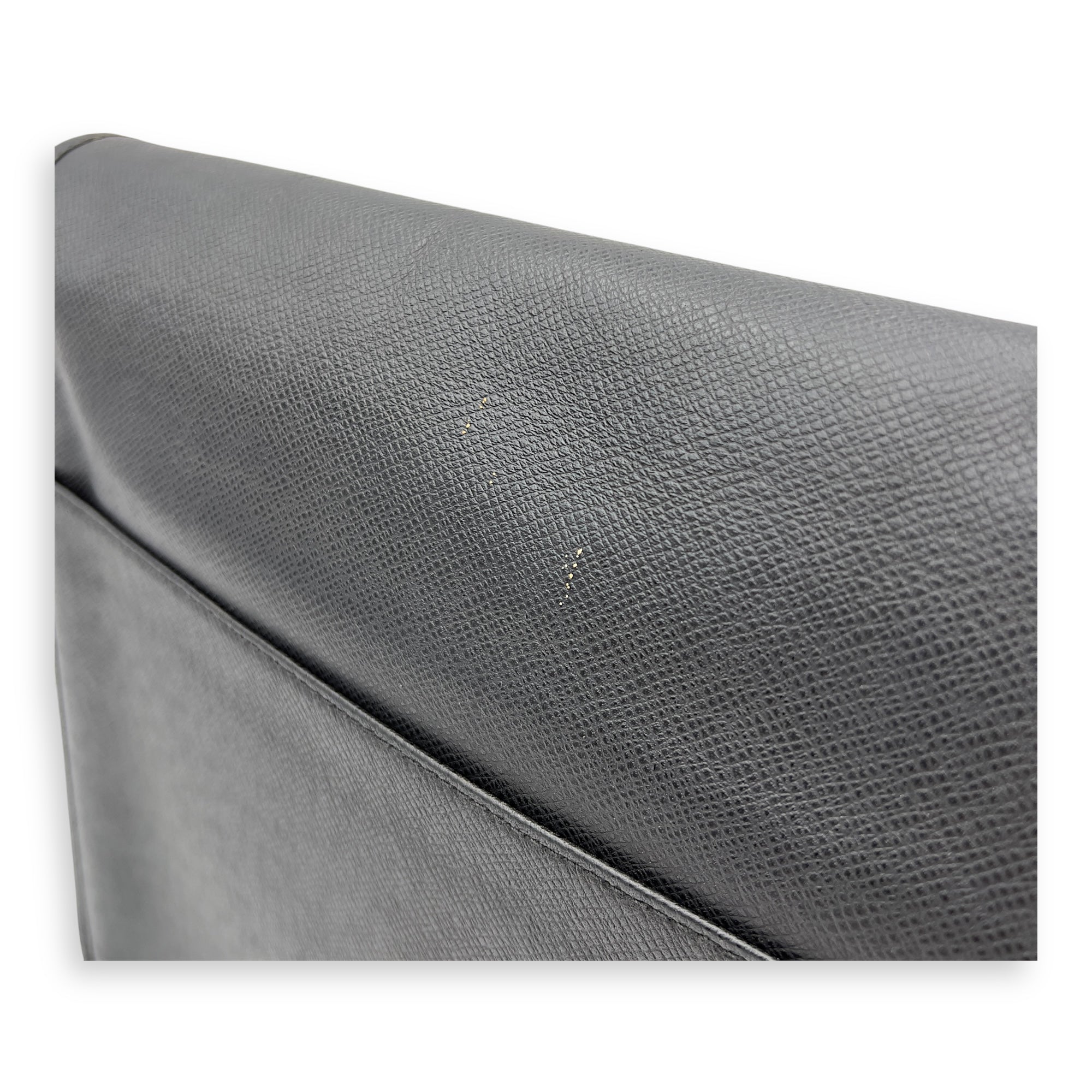 Louis Vuitton Messenger Crossbody Bag MM Black in Taiga Leather, Silver hardware_8