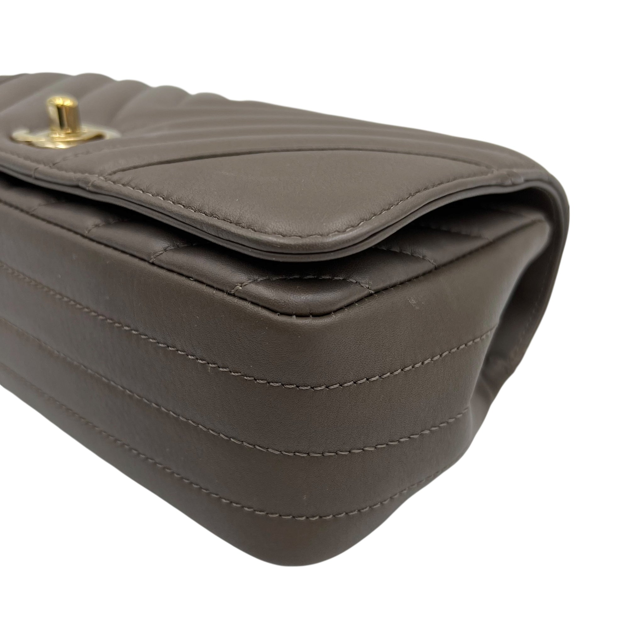 Chanel CC Chevron Brown Shoulder Bag in Calfskin, Gold hardware_8