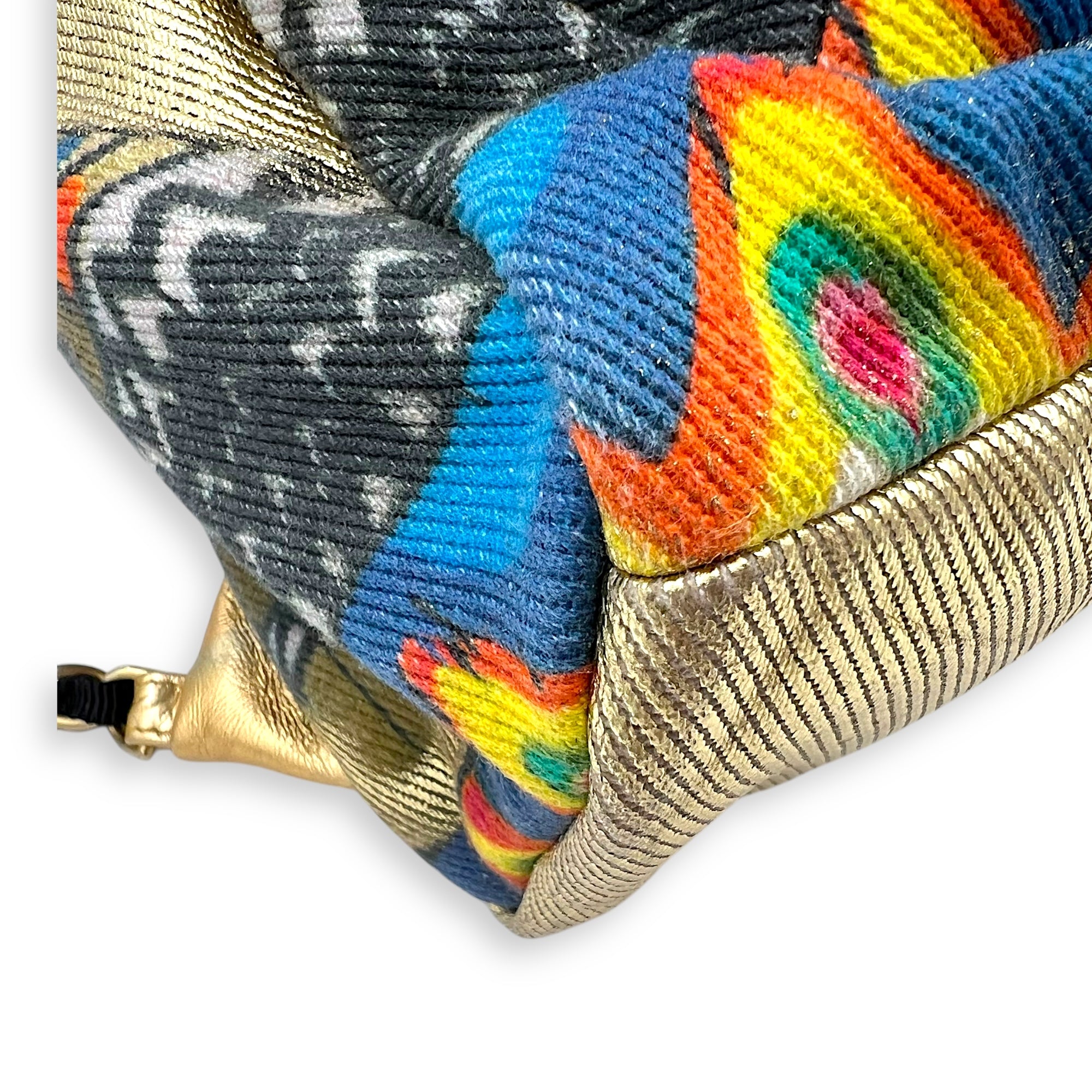 Chanel Grafitti Backpack Gold in Canvas, Gold hardware_8