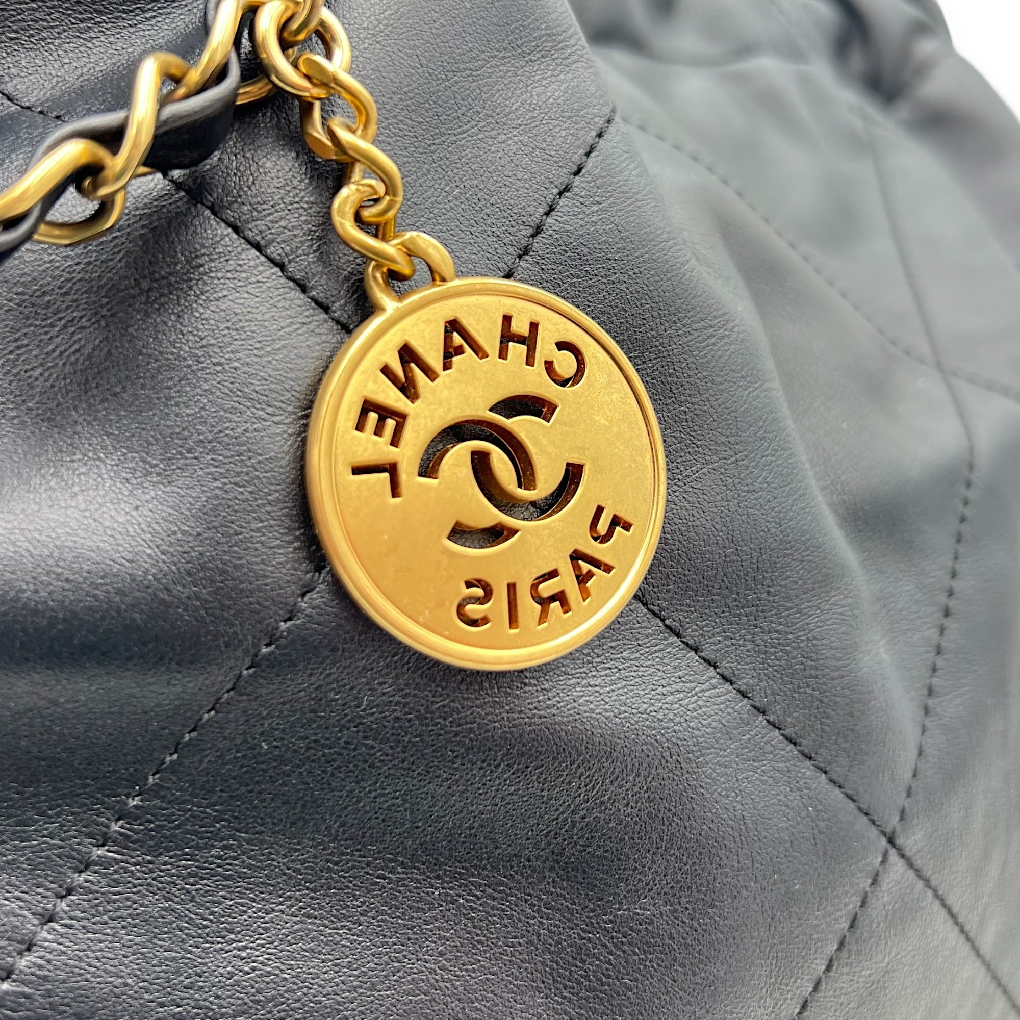 Chanel 22 Tote Shoulder Bag Black in Calfskin, Gold hardware_8