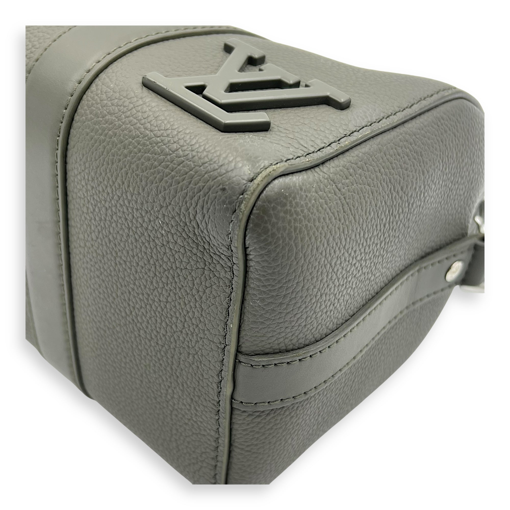 Louis Vuitton Keepall Green Top Handle Bag in Aerogram Leather, Silver hardware_10