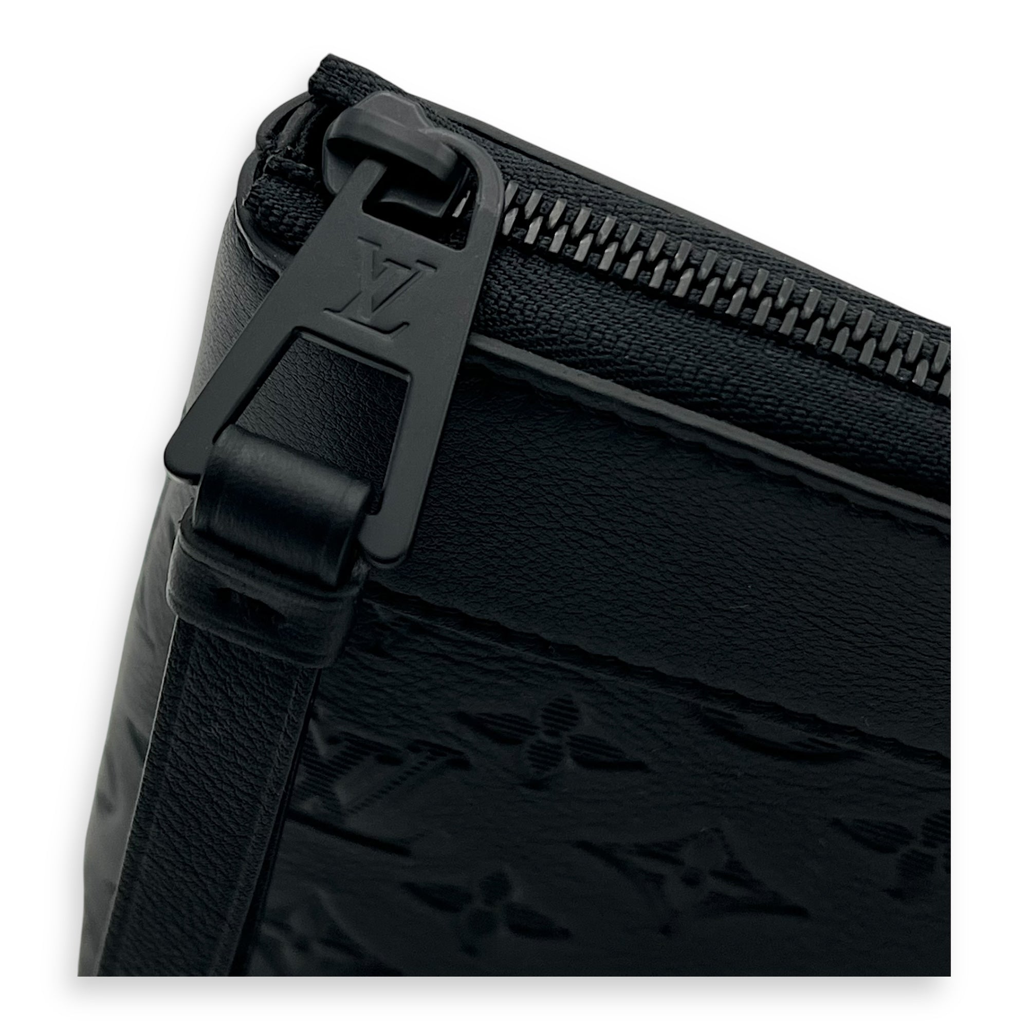 Louis Vuitton Pochette Pouch Black in Calfskin, Lacquered Metal hardware_1