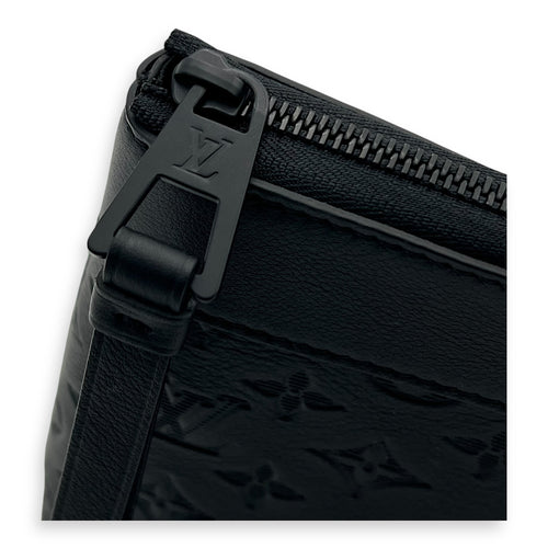 Louis Vuitton Pochette Pouch Black in Calfskin, Lacquered Metal hardware_1