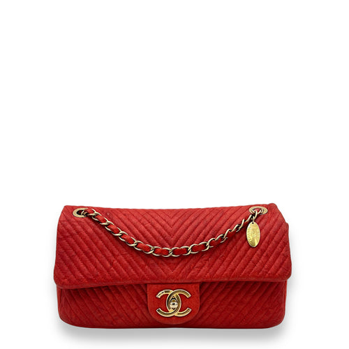 Chevron Classic Flap Red Shoulder Bag in Calfskin, Gold hardware