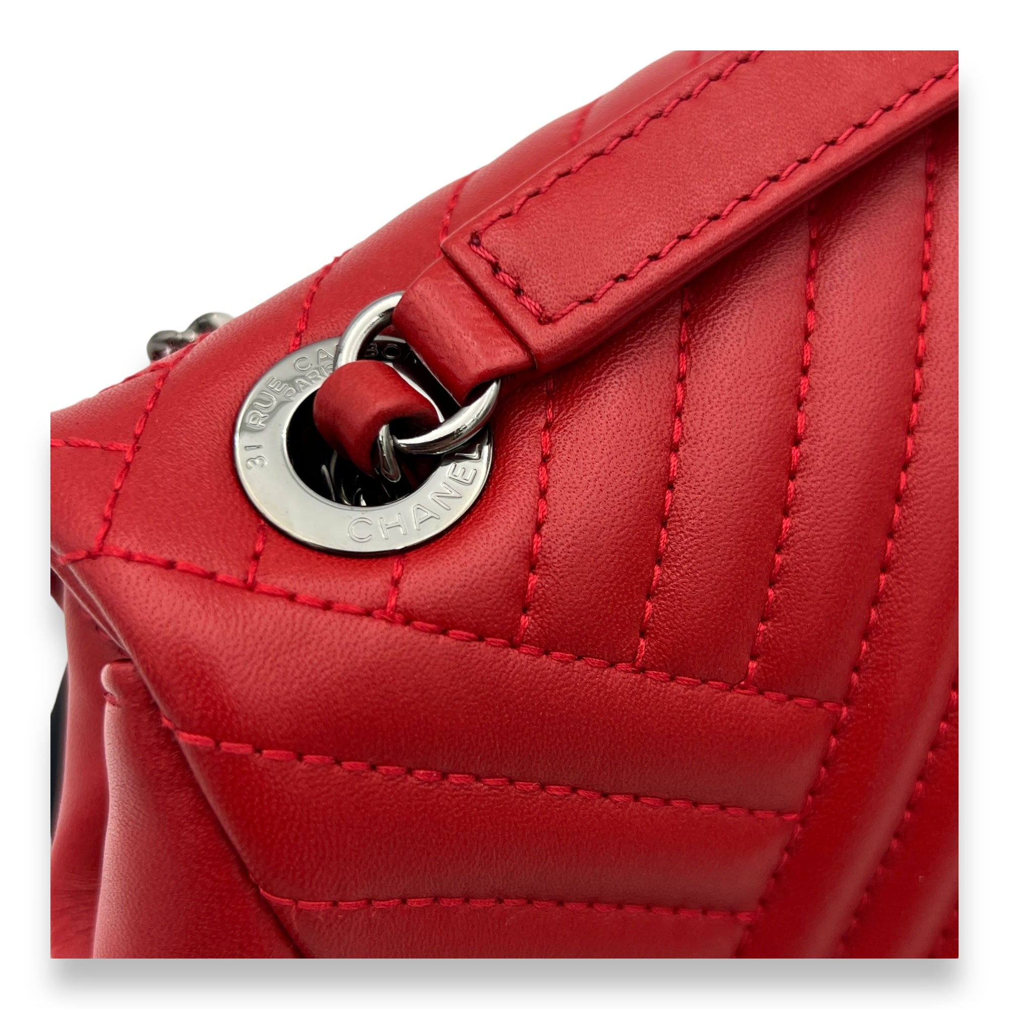 Classic Single Flap Red Shoulder Bag in Lambskin, Silver hardware