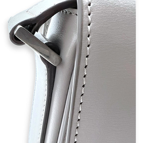 Saint Laurent Le 61 Saddle Grey Shoulder Bag in Calfskin, Silver hardware_9