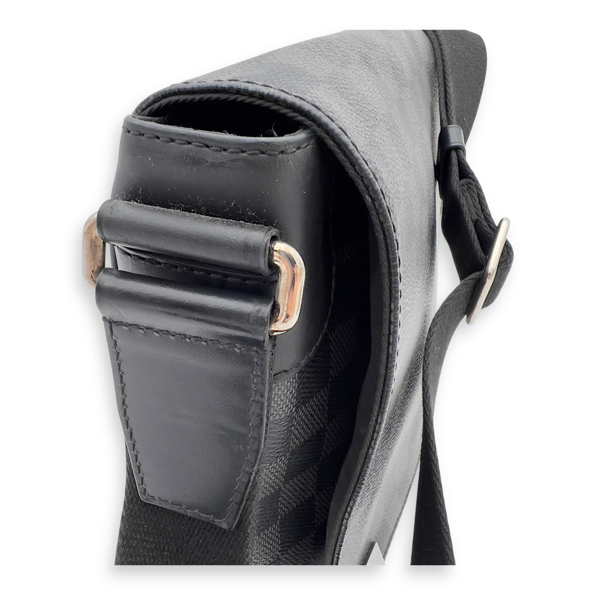 Louis Vuitton District Messenger Graphite in Coated Canvas, Silver hardware_7